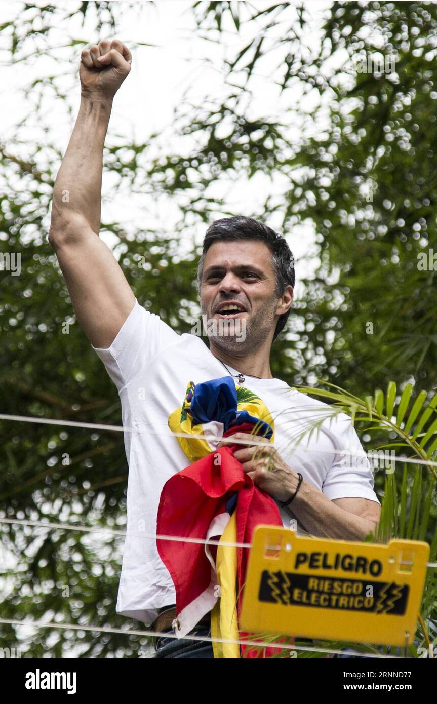 (170709) -- CARACAS, 9 luglio 2017 -- il leader dell'opposizione venezuelana Leopoldo Lopez saluta i suoi sostenitori dalla sua casa dopo che gli sono stati concessi gli arresti domiciliari per problemi di salute , a Caracas, capitale del Venezuela, 8 luglio 2017. Il leader dell'opposizione venezuelano Leopoldo Lopez, incarcerato, è stato autorizzato a scontare il resto della sua pena detentiva di quasi 14 anni agli arresti domiciliari, ha dichiarato sabato la Corte Suprema di giustizia. Boris Vergara) (gj) VENEZUELA-CARACAS-LEOPOLDO LOPEZ e BorisxVergara PUBLICATIONxNOTxINxCHN Caracas 9 luglio 2017 il leader dell'opposizione venezuelana Leopoldo Lopez saluta i suoi sostenitori fr Foto Stock