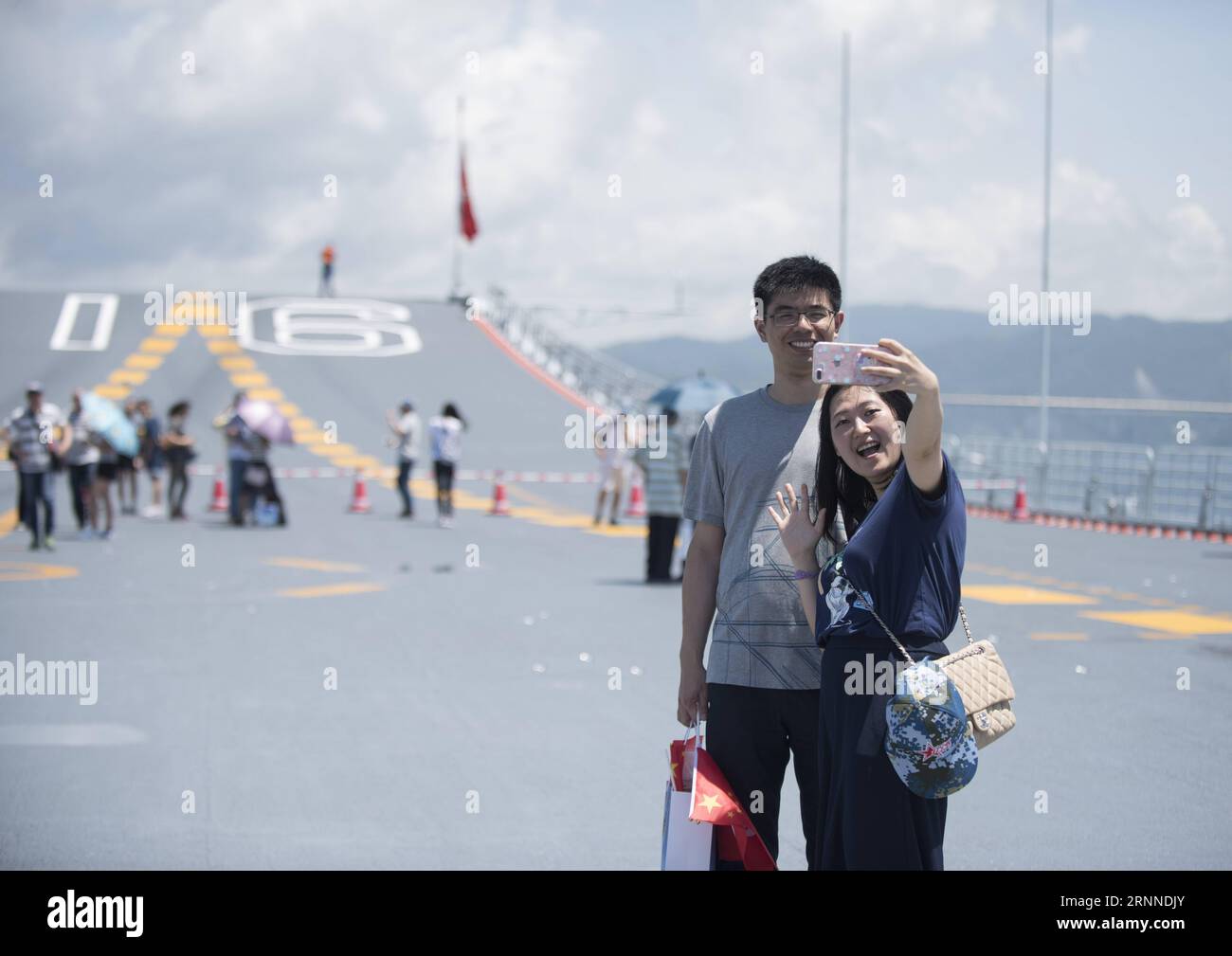 (170709) -- HONG KONG, 9 luglio 2017 -- i residenti posano per selfie sul ponte di volo della prima portaerei cinese Liaoning a Hong Kong, nel sud della Cina, 9 luglio 2017. La portaerei Liaoning era aperta al pubblico per visitare Hong Kong sabato e domenica. )(mcg) CHINA-HONG KONG-AIRCRAFT CARRIER LIAONING-PHOTO (CN) LiuxYun PUBLICATIONxNOTxINxCHN Hong Kong 9 luglio 2017 i residenti si pongono per selfie SUL Flight Deck del primo vettore aereo cinese Liaoning a Hong Kong South China 9 luglio 2017 The Aircraft Carrier Liaoning What Open for the Public to visit in Hong Kong sabato a Foto Stock