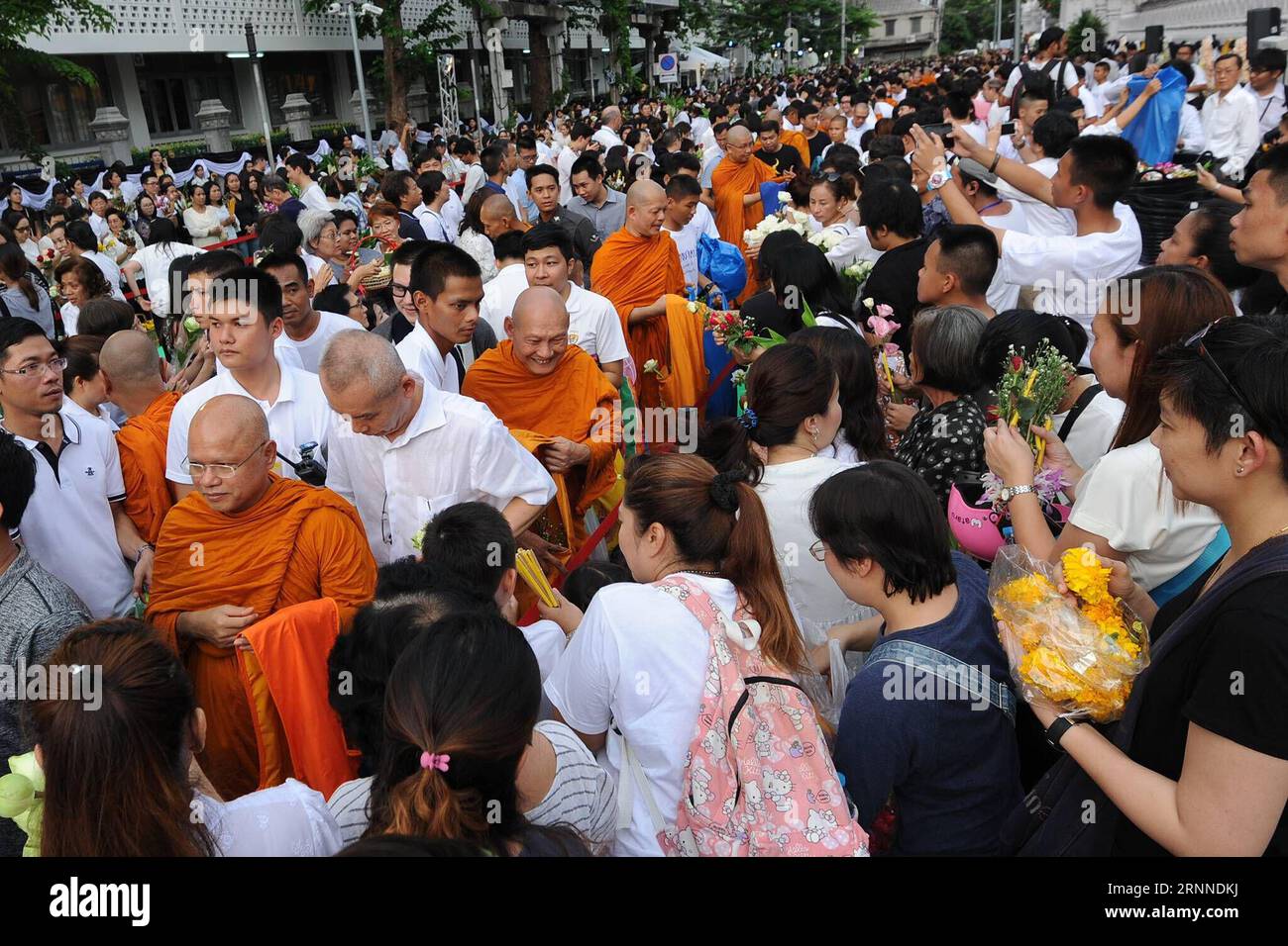 (170709) -- BANGKOK, 9 luglio 2017 -- i fedeli offrono fiori ai monaci come mezzo di merito nel giorno della Quaresima buddista di fronte al tempio di Wat Ratchabophit a Bangkok, Thailandia, 9 luglio 2017. I buddisti in tutta la Thailandia hanno celebrato il giorno della Quaresima buddista, o Khao Phansa, la domenica. Khao Phansa segna l'inizio di un periodo di tre mesi in cui i monaci buddisti soggiornano in un luogo, di solito in un monastero o in un tempio, e si impegnano nella meditazione e nella preghiera. ) (rh) TAILANDIA-BANGKOK-BUDDHISTA LENT-CELEBRATION RachenxSageamsak PUBLICATIONxNOTxINxCHN Bangkok 9 luglio 2017 adoratori OFFRONO Flowe Foto Stock