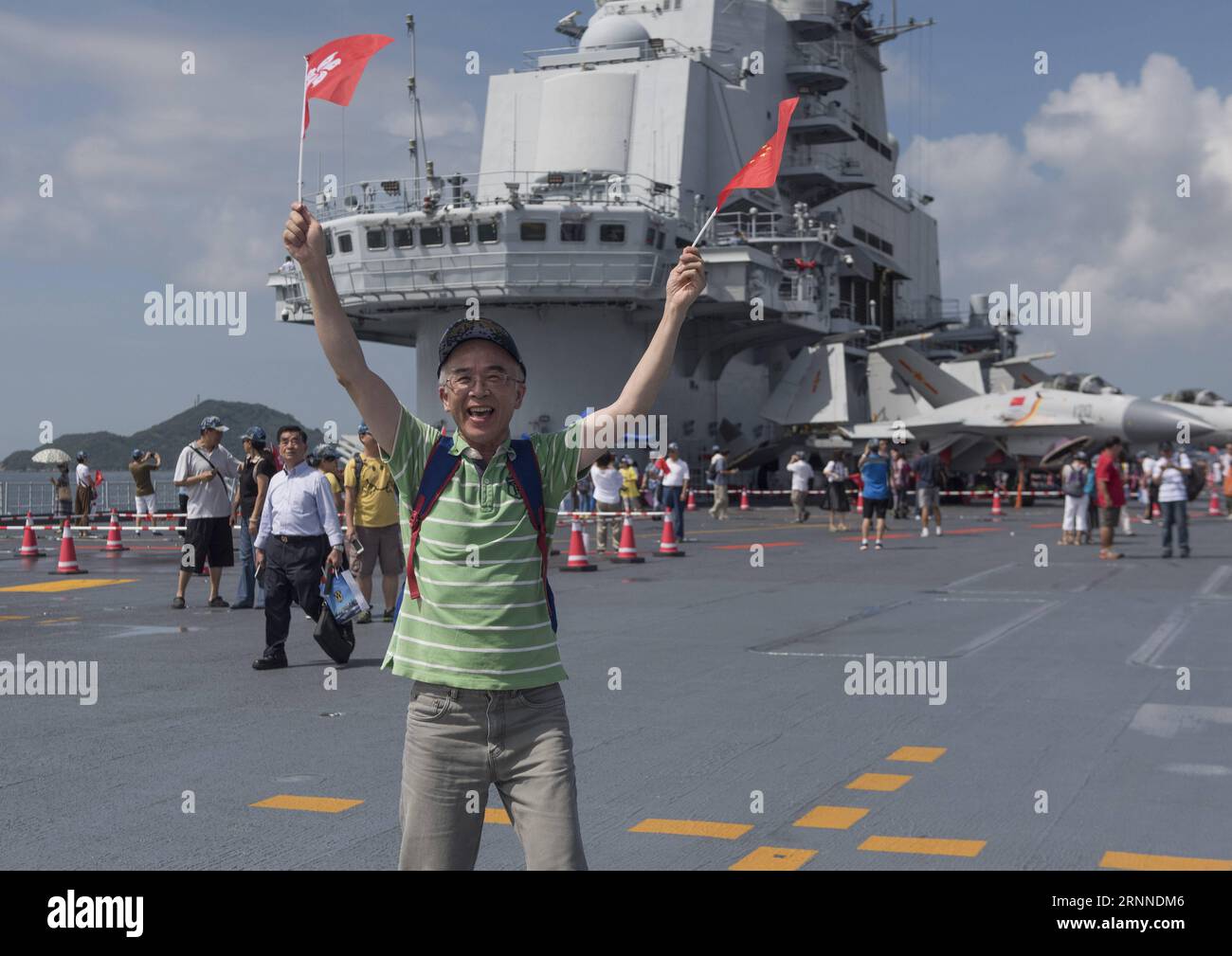 (170709) -- HONG KONG, 9 luglio 2017 -- Un residente posa per foto sul ponte di volo della prima portaerei cinese Liaoning a Hong Kong, nel sud della Cina, 9 luglio 2017. La portaerei Liaoning era aperta al pubblico per visitare Hong Kong sabato e domenica. )(mcg) CHINA-HONG KONG-AIRCRAFT CARRIER LIAONING-PHOTO (CN) LiuxYun PUBLICATIONxNOTxINxCHN Hong Kong 9 luglio 2017 un residente posa per le foto SUL ponte di volo del primo vettore aereo cinese Liaoning a Hong Kong South China 9 luglio 2017 The Aircraft Carrier Liaoning What Open for the Public to visit in Hong Kong Kong sabato Foto Stock