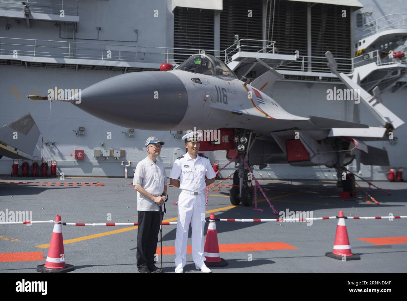 (170709) - HONG KONG, 9 luglio 2017 - un uomo anziano posa per foto con un soldato della marina sul ponte di volo della prima portaerei cinese Liaoning a Hong Kong, nel sud della Cina, 9 luglio 2017. La portaerei Liaoning era aperta al pubblico per visitare Hong Kong sabato e domenica. )(mcg) CHINA-HONG KONG-AIRCRAFT CARRIER LIAONING-PHOTO (CN) LiuxYun PUBLICATIONxNOTxINxCHN Hong Kong 9 luglio 2017 a Aged Man posa per foto con un soldato della Marina SUL ponte di volo del primo vettore aereo cinese Liaoning a Hong Kong South China 9 luglio 2017 The Aircraft Carrier Liaoning What Open for th Foto Stock