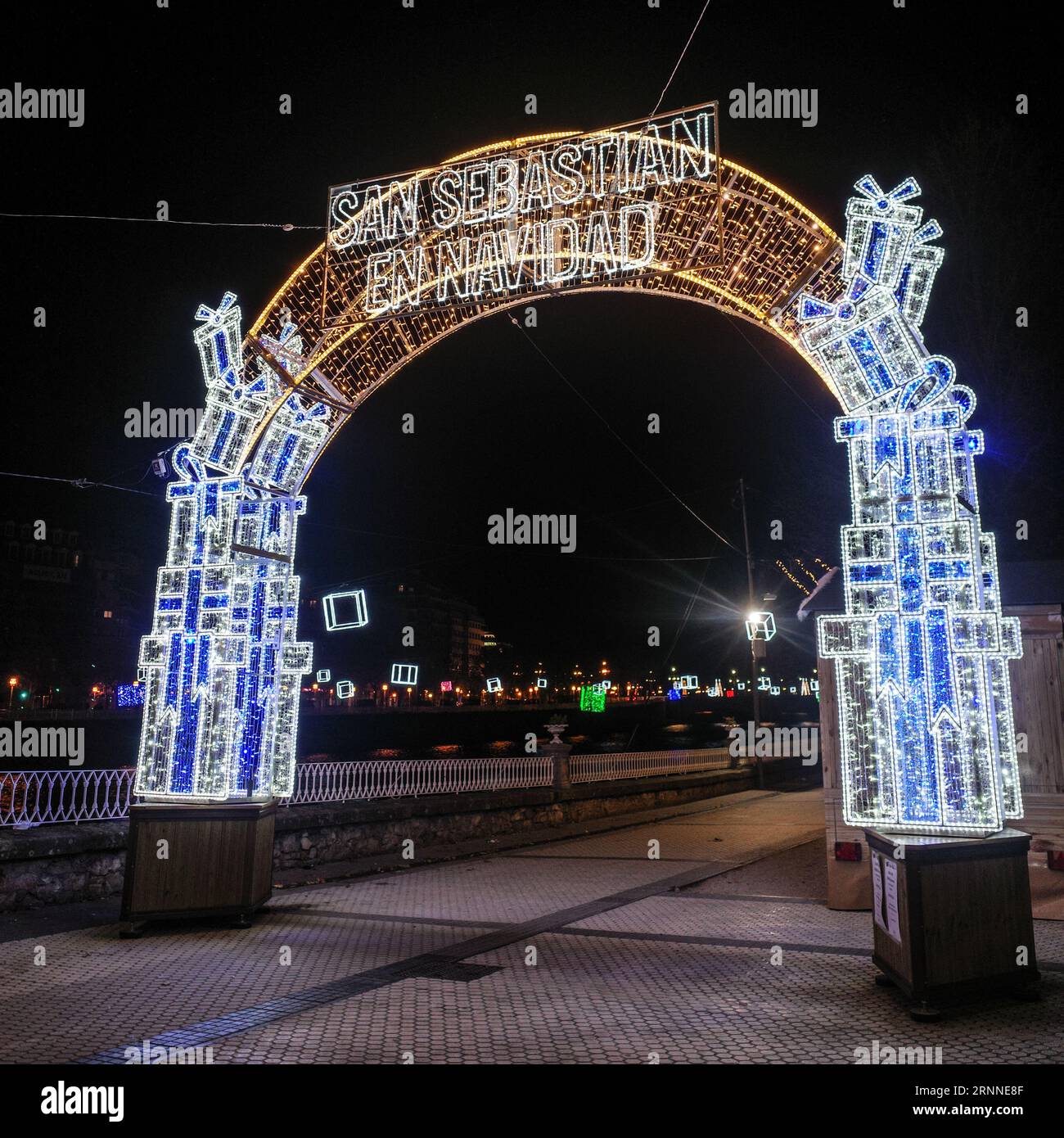 San Sebastián, Spagna - 12 dicembre 2022: Illuminazioni natalizie lungo il fiume Urumea Foto Stock