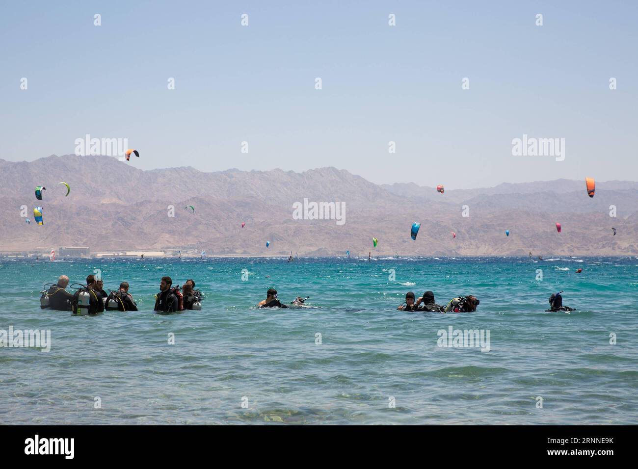 (170710) -- GERUSALEMME, 10 luglio 2017 -- i turisti si tuffano nel Mar Rosso a Eilat, Israele, il 12 maggio 2017. Secondo l'Ufficio centrale di statistica israeliano, 1,74 milioni di iscritti turistici sono stati registrati da gennaio a giugno 2017, in aumento del 26% rispetto allo stesso periodo dello scorso anno. )(whw) ISRAELE-NUMERO TURISTICO-AUMENTO GuoxYu PUBLICATIONxNOTxINxCHN Gerusalemme 10 luglio 2017 turisti tuffarsi nel Mar Rosso A Eilat Israele IL 12 maggio 2017 secondo l'Ufficio centrale di statistica israeliano 1 74 milioni di ingressi turistici sono stati registrati da gennaio a giugno 2017 in aumento del 26% nello stesso periodo carico anno in cui Israele Foto Stock