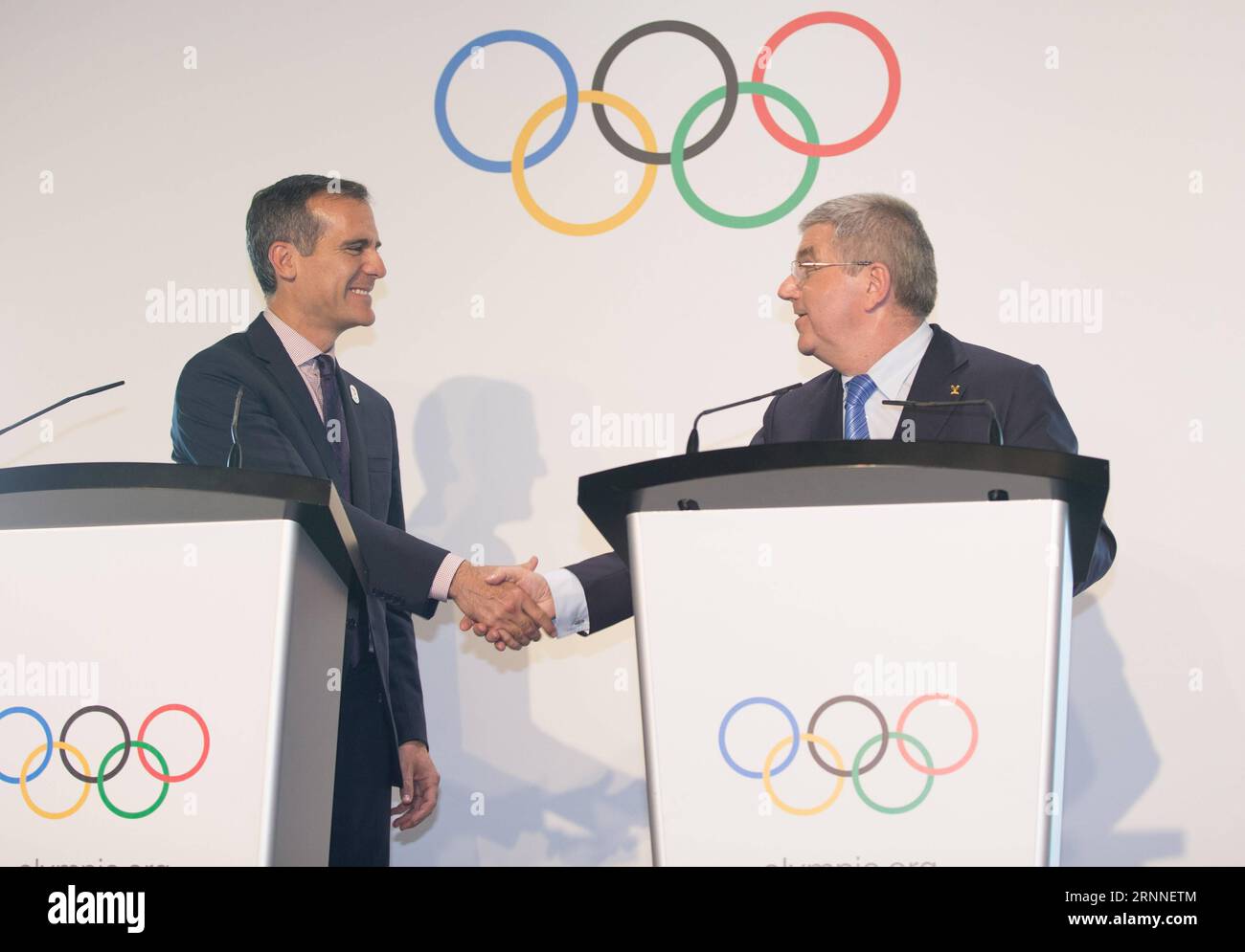 (170711) -- LOSANNA, luglio 11,2017 -- il sindaco di Los Angeles Eric Garcetti (L)) stringe la mano al presidente del Comitato Olimpico Internazionale (CIO) Thomas Bach al Museo Olimpico di Losanna, in Svizzera, 10 luglio 2017. I membri del CIO terranno una sessione per le presentazioni delle squadre della campagna per Los Angeles e Parigi l'11 e il 12 luglio). (SP)SVIZZERA-LOSANNA-OLYMPIC GAMES-2024 BID XuxJinquan PUBLICATIONxNOTxINxCHN Losanna 11 luglio 2017 Sindaco di Los Angeles Eric Garcetti l Shakes Hands with International Olympic Committee (CIO) Presidente Thomas Bach PRESSO Olympic Museum di Losanna (Svizzera) Foto Stock