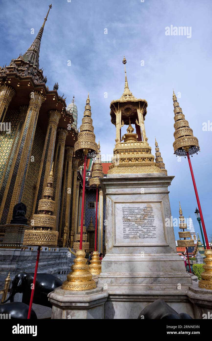 Il Phra Mondop e i monumenti dell'insegna reale di Rama IV a Wat Phra Kaew nel Grand Palace, Bangkok, Thailandia - i monumenti della roya Foto Stock