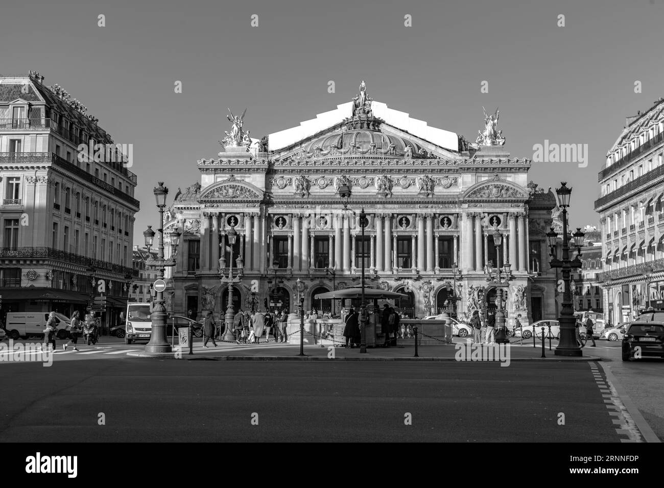Parigi, Francia - 23 gennaio 2022: Vista frontale del famoso Palazzo Garnier o dell'Opera Garnier, un teatro dell'opera da 1979 posti presso la Piazza dell'Opera di Parigi, Fran Foto Stock