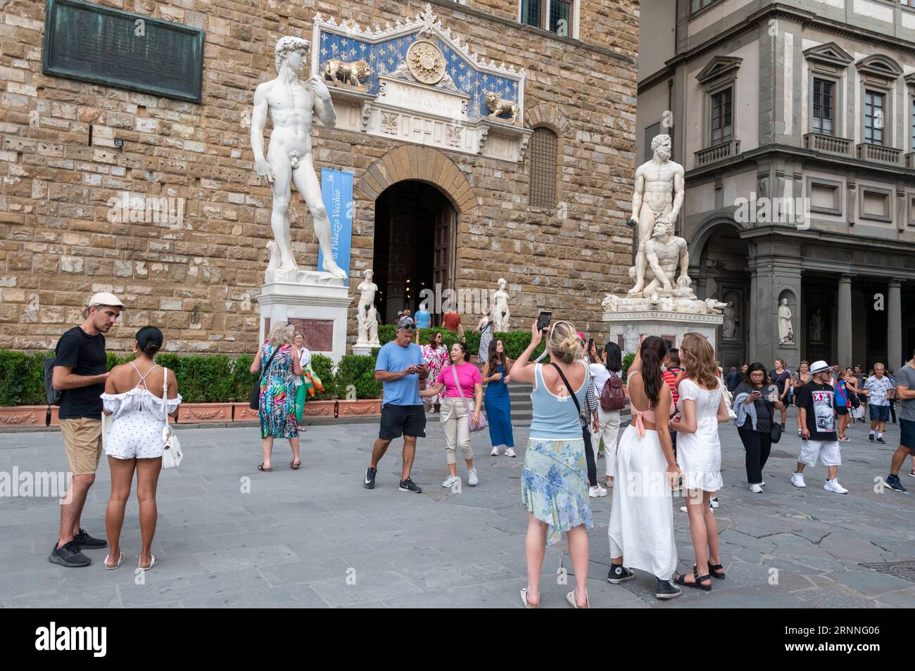 Le due statue in marmo più piccole sono di un maschio e una femmina con foglie di fico. Fanno parte della termini reggicatena, termine italiano per «soggiorni a catena» Foto Stock