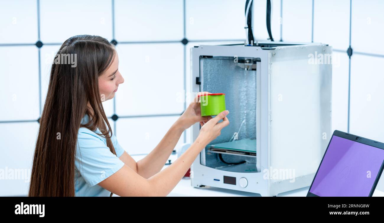 Progettazione del packaging: La stampa 3D consente la creazione di progetti di packaging e prototipi personalizzati, aiutando le aziende a esplorare soluzioni innovative per il packaging Foto Stock