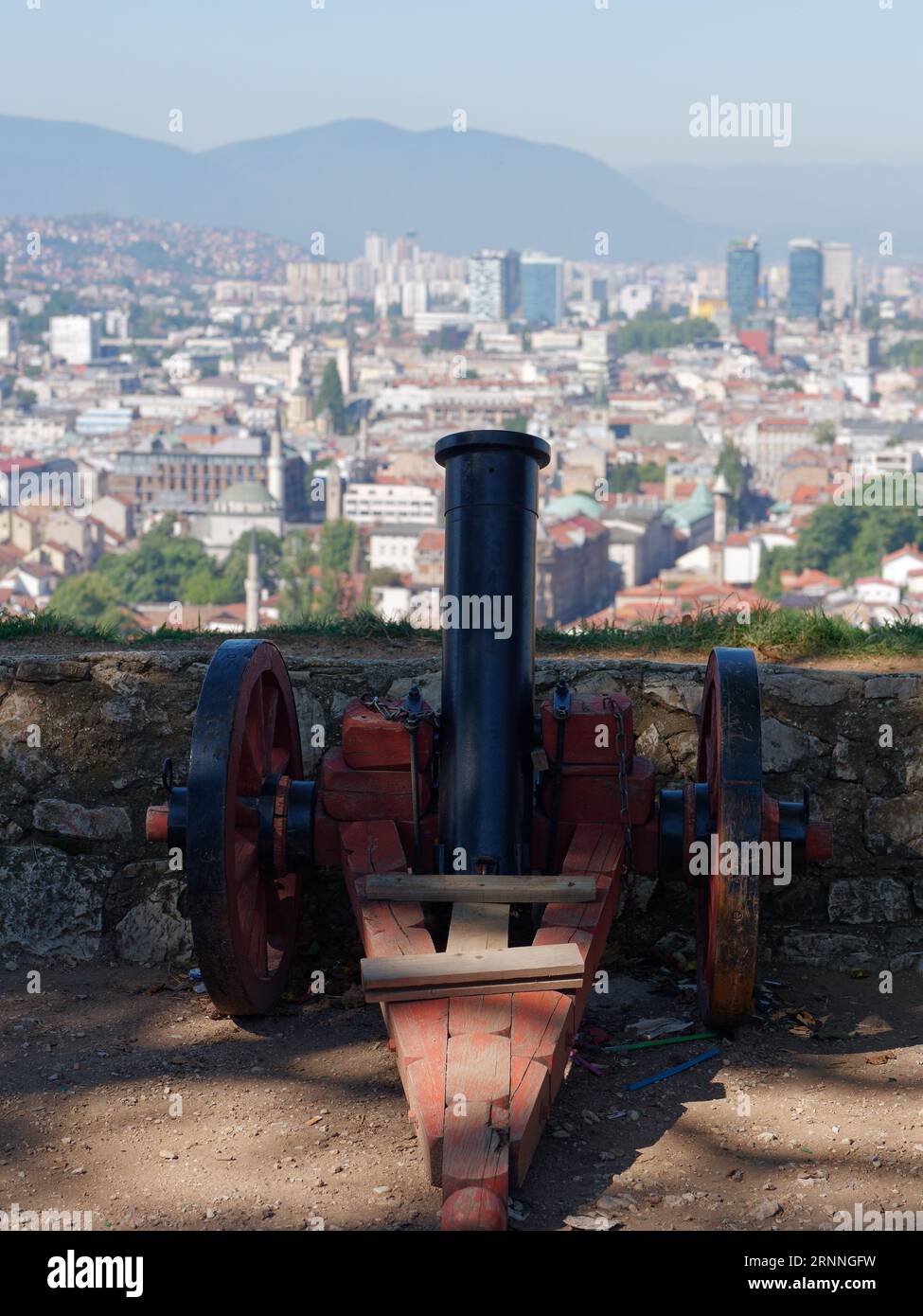 Vista sopraelevata dal forte giallo sulla città di Sarajevo con cannone e mura in primo piano, Bosnia ed Erzegovina, 2 settembre 2023 Foto Stock
