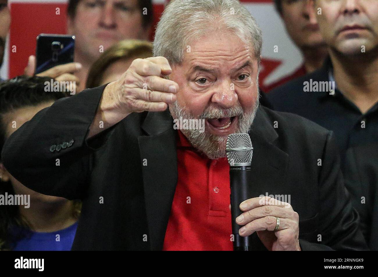 (170714) -- SAN PAOLO, 14 luglio 2017 -- l'ex presidente brasiliano Luiz Inacio Lula da Silva interviene durante una conferenza stampa presso la sede del Partito dei lavoratori a San Paolo, Brasile, 13 luglio 2017. Luiz Inacio Lula da Silva ha detto giovedì che intendeva ancora candidarsi alla presidenza nelle elezioni del 2018. Ciò è avvenuto il giorno dopo che è stato condannato a nove anni e mezzo di prigione per corruzione e gli è stato impedito di candidarsi a cariche pubbliche per 19 anni. ) (fnc) (ce) (swt) BRASILE-SAN PAOLO-POLITICS-LULA RahelxPatrasso PUBLICATIONxNOTxINxCHN 170714 San Paolo 14 luglio 2017 Ex brasiliano P Foto Stock