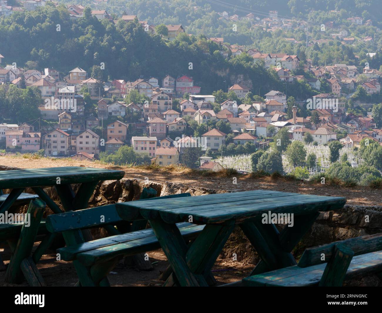 Vista sopraelevata dal forte giallo sulla città di Sarajevo con tavoli da picnic in primo piano, Bosnia ed Erzegovina, 2 settembre 2023 Foto Stock