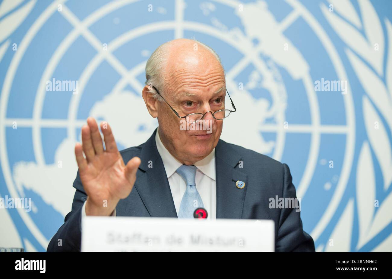 (170714) -- GINEVRA, 14 luglio 2017 -- l'inviato speciale delle Nazioni Unite per la Siria Staffan de Mistura interviene in una conferenza stampa al Palais des Nations di Ginevra, in Svizzera, il 14 luglio 2017. L'inviato speciale delle Nazioni Unite per la Siria Staffan de Mistura ha dichiarato venerdì sera che l'ultimo round dei colloqui di pace condotti dalle Nazioni Unite sulla Siria si è concluso con progressi incrementali, ma senza alcuna svolta. POOL/) SVIZZERA-GINEVRA-SIRIA-COLLOQUI DI PACE-SETTIMO ROUND-CONCLUSIVO XuxJinquan PUBLICATIONxNOTxINxCHN 170714 Ginevra 14 luglio 2017 l'inviato speciale delle Nazioni Unite per la Siria Staffan de Mistura interviene A una conferenza stampa AL Palais the Natio Foto Stock