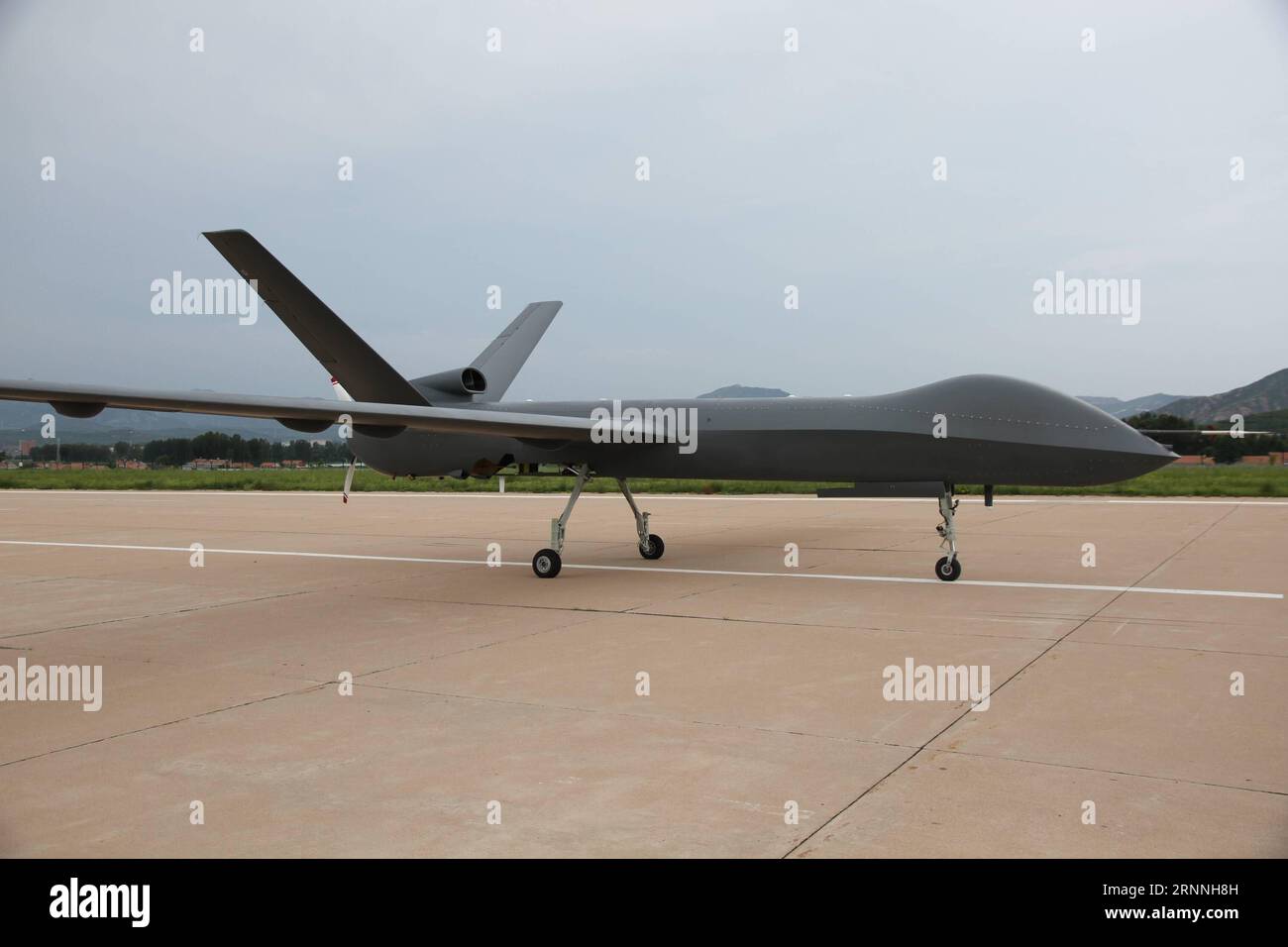(170715) -- AN AIRPORT IN HEBEI, 15 luglio 2017 -- il modello di produzione di massa del veicolo aereo senza equipaggio cinese CH-5, o Caihong (Rainbow) 5 , completa il suo volo di prova nella provincia di Hebei nel nord della Cina, il 14 luglio 2017. Presentato in occasione di una fiera aerea internazionale nella città cinese meridionale di Zhuhai lo scorso anno, il CH-5 può condurre missioni di ricognizione, sorveglianza, pattugliamento, posizionamento degli obiettivi e attacco, secondo il suo sviluppatore. ) (Ry) CHINA-HEBEI-CH-5 VOLO DI PROVA CON DRONI (CN) BaixGuolong PUBLICATIONxNOTxINxCHN 170715 all'aeroporto di Hebei 15 luglio 2017 modello di produzione di massa di Unman cinese Foto Stock