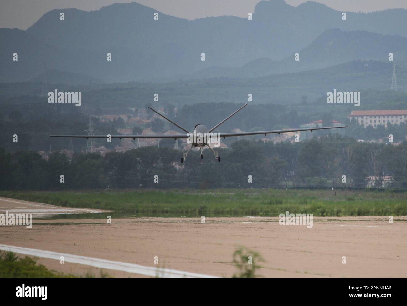 (170715) -- AN AIRPORT IN HEBEI, 15 luglio 2017 -- il modello di produzione di massa del veicolo aereo senza equipaggio cinese CH-5, o Caihong (Rainbow) 5 , si prepara ad atterrare in un aeroporto dopo il suo volo di prova nella provincia di Hebei nel nord della Cina, il 14 luglio 2017. Presentato in occasione di una fiera aerea internazionale nella città cinese meridionale di Zhuhai lo scorso anno, il CH-5 può condurre missioni di ricognizione, sorveglianza, pattugliamento, posizionamento degli obiettivi e attacco, secondo il suo sviluppatore. ) (Ry) CHINA-HEBEI-CH-5 VOLO DI PROVA CON DRONI (CN) BaixGuolong PUBLICATIONxNOTxINxCHN 170715 all'aeroporto di Hebei 15 luglio 2017 il prodotto di massa Foto Stock