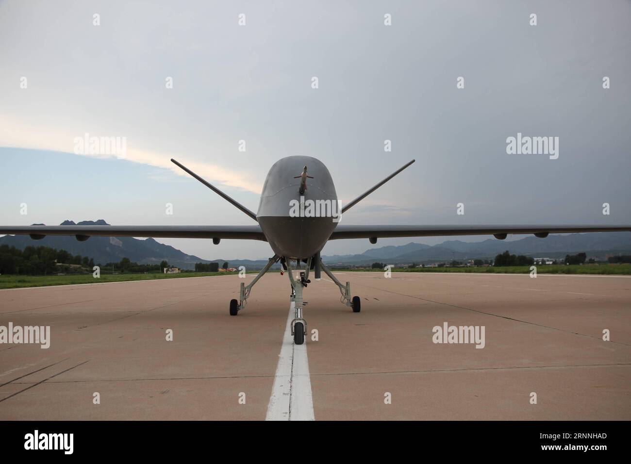 (170715) -- AN AIRPORT IN HEBEI, 15 luglio 2017 -- il modello di produzione di massa del veicolo aereo senza equipaggio cinese CH-5, o Caihong (Rainbow) 5 , completa il suo volo di prova nella provincia di Hebei nel nord della Cina, il 14 luglio 2017. Presentato in occasione di una fiera aerea internazionale nella città cinese meridionale di Zhuhai lo scorso anno, il CH-5 può condurre missioni di ricognizione, sorveglianza, pattugliamento, posizionamento degli obiettivi e attacco, secondo il suo sviluppatore. ) (Ry) CHINA-HEBEI-CH-5 VOLO DI PROVA CON DRONI (CN) BaixGuolong PUBLICATIONxNOTxINxCHN 170715 all'aeroporto di Hebei 15 luglio 2017 modello di produzione di massa di Unman cinese Foto Stock