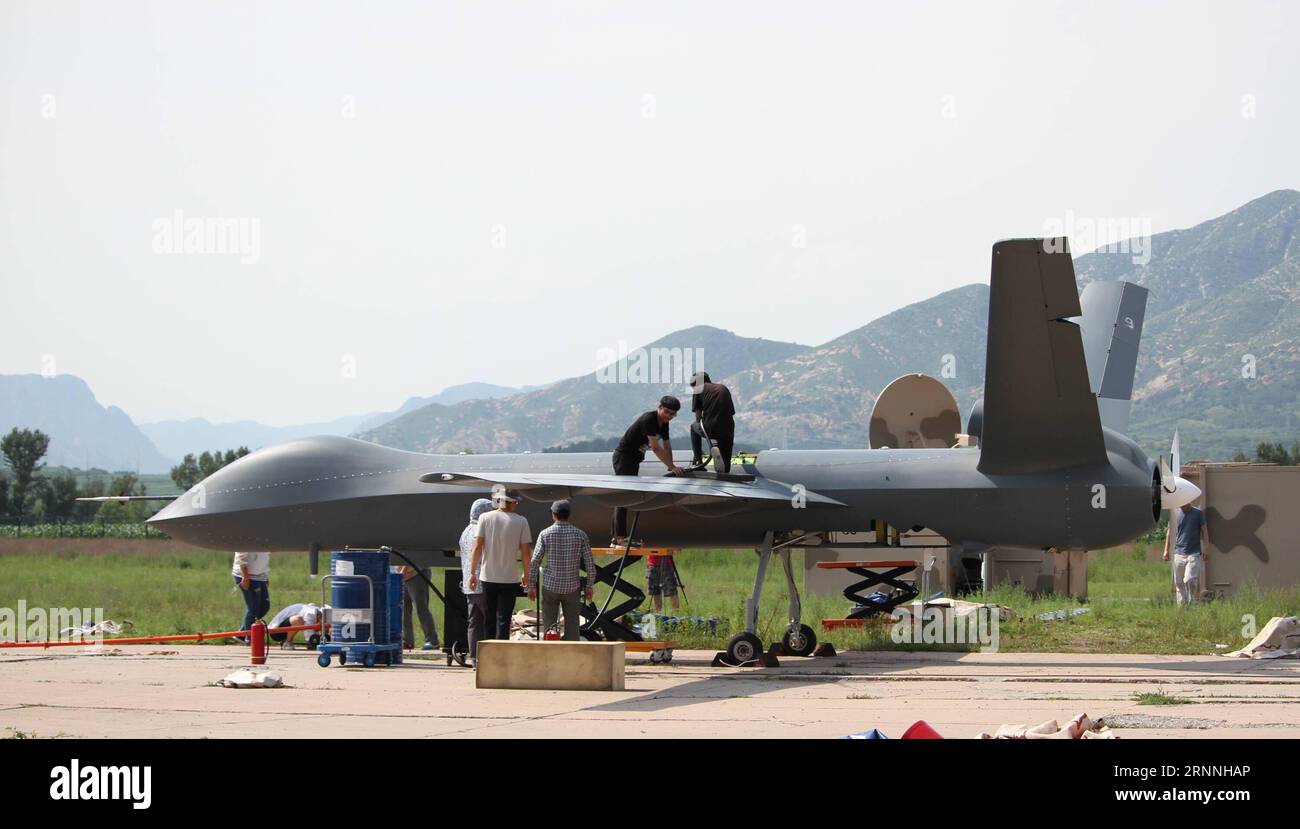 (170715) -- AN AIRPORT IN HEBEI, 15 luglio 2017 -- staff di lavoro prepara il volo di prova del modello di produzione di massa del veicolo aereo senza equipaggio cinese CH-5, o Caihong (Rainbow) 5 , nella provincia di Hebei nella Cina settentrionale, 14 luglio 2017. Presentato in occasione di una fiera aerea internazionale nella città cinese meridionale di Zhuhai lo scorso anno, il CH-5 può condurre missioni di ricognizione, sorveglianza, pattugliamento, posizionamento degli obiettivi e attacco, secondo il suo sviluppatore. ) (Ry) CHINA-HEBEI-CH-5 VOLO DI PROVA CON DRONI (CN) BaixGuolong PUBLICATIONxNOTxINxCHN 170715 all'aeroporto di Hebei il 15 luglio 2017 il personale di lavoro prepara il Foto Stock