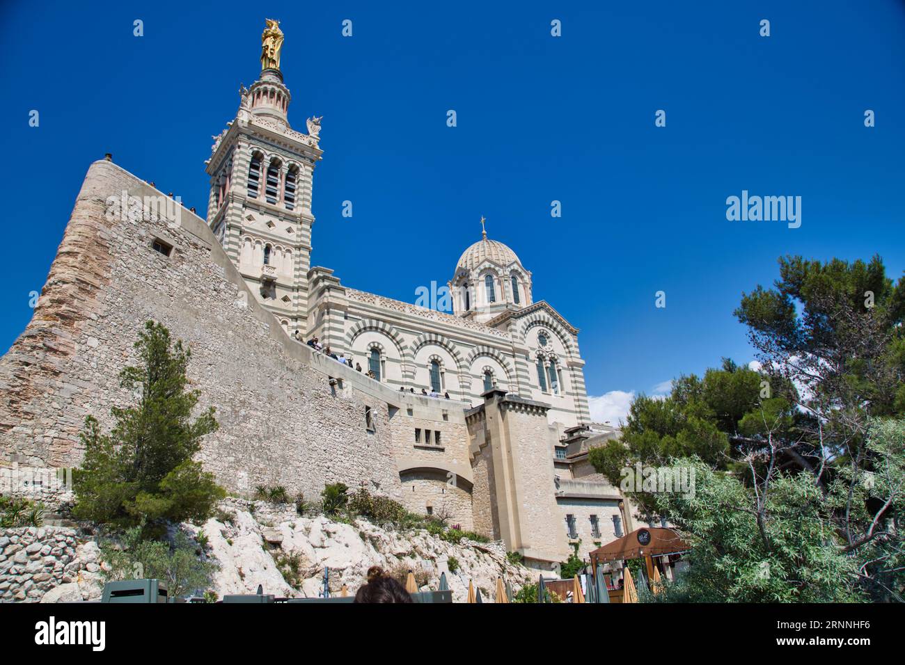 l'imponente basilica di notre dame de la garde a marsiglia in francia Foto Stock