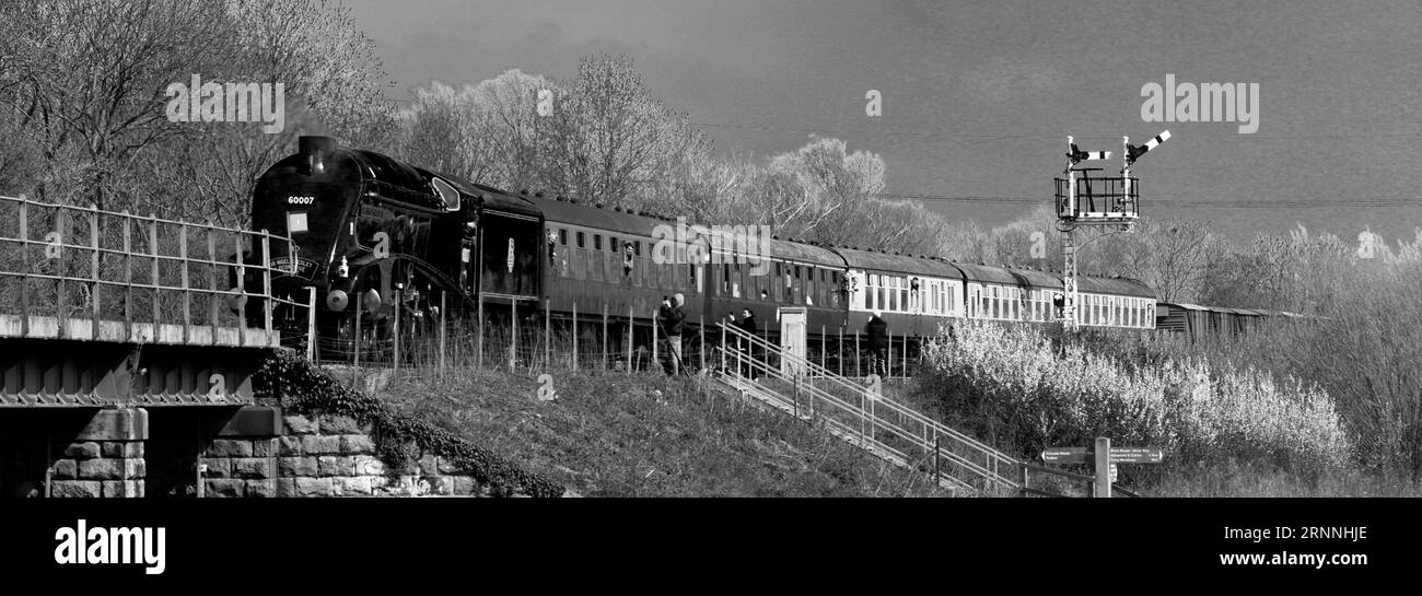 LNER Class A4 Pacific train, 60007 Sir Nigel Gresley a Nene Valley Railway, Wansford Station, Peterborough, Cambridgeshire, Inghilterra Foto Stock