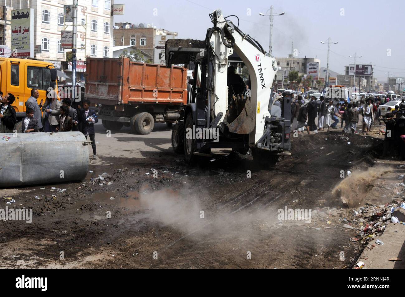 (170717) -- SANAA, 17 luglio 2017 -- Un bulldozer rimuove sostanze nocive e spazzatura per strada durante una campagna di epidemia di anti-colera a Sanaa, Yemen, il 16 luglio 2017. Domenica è stata lanciata una campagna anti-colera nel tentativo di limitare la diffusione dell'epidemia che è diventata una catastrofe enorme che ha minacciato milioni di yemeniti. (Jmmn) YEMEN-SANAA-COLERA MohammedxMohammed PUBLICATIONxNOTxINxCHN Sanaa 17 luglio 2017 un bulldozer rimuove le sostanze nocive e la spazzatura IN strada durante la campagna contro l'epidemia di colera a Sanaa Yemen IL 16 luglio 2017 contro Anti Colera ou Foto Stock