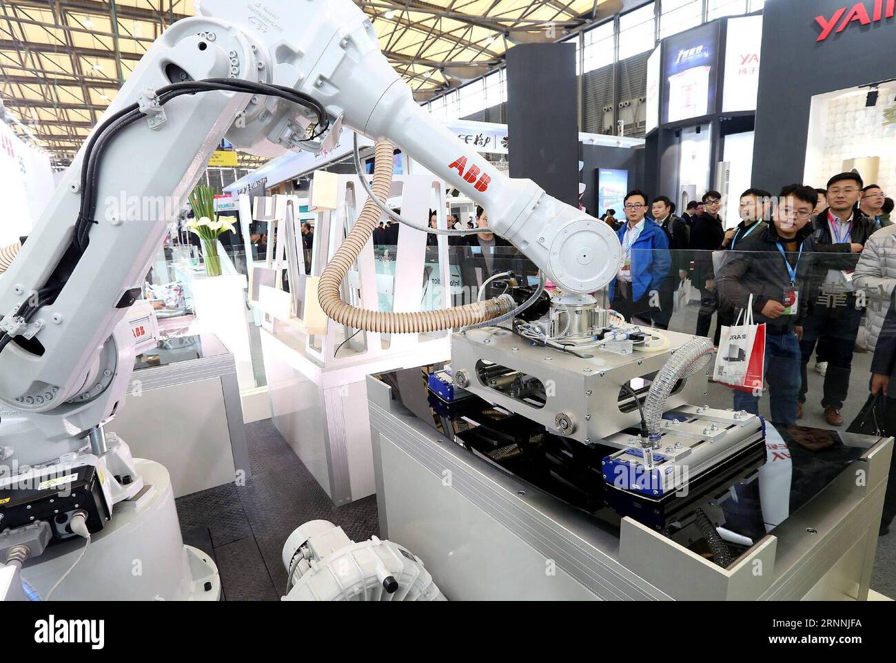 (170717) -- SHANGHAI, 17 luglio 2017 -- i visitatori guardano un robot durante l'Appliance & Electronics World Expo 2017 nella Shanghai orientale della Cina, 9 marzo 2017. Il prodotto interno lordo della Cina è aumentato del 6,9% su base annua nella prima metà dell'anno a circa 38,15 trilioni di yuan (5,62 trilioni di dollari USA), i dati del National Bureau of Statistics (NBS) hanno mostrato lunedì. ) (Lb) CHINA-ECONOMY-GDP (CN) ChenxFei PUBLICATIONxNOTxINxCHN Shanghai 17 luglio 2017 i visitatori osservano un robot durante l'Appliance & Electronics World EXPO 2017 a Shanghai nella Cina orientale 9 marzo 2017 China S Big Domestic Product Foto Stock