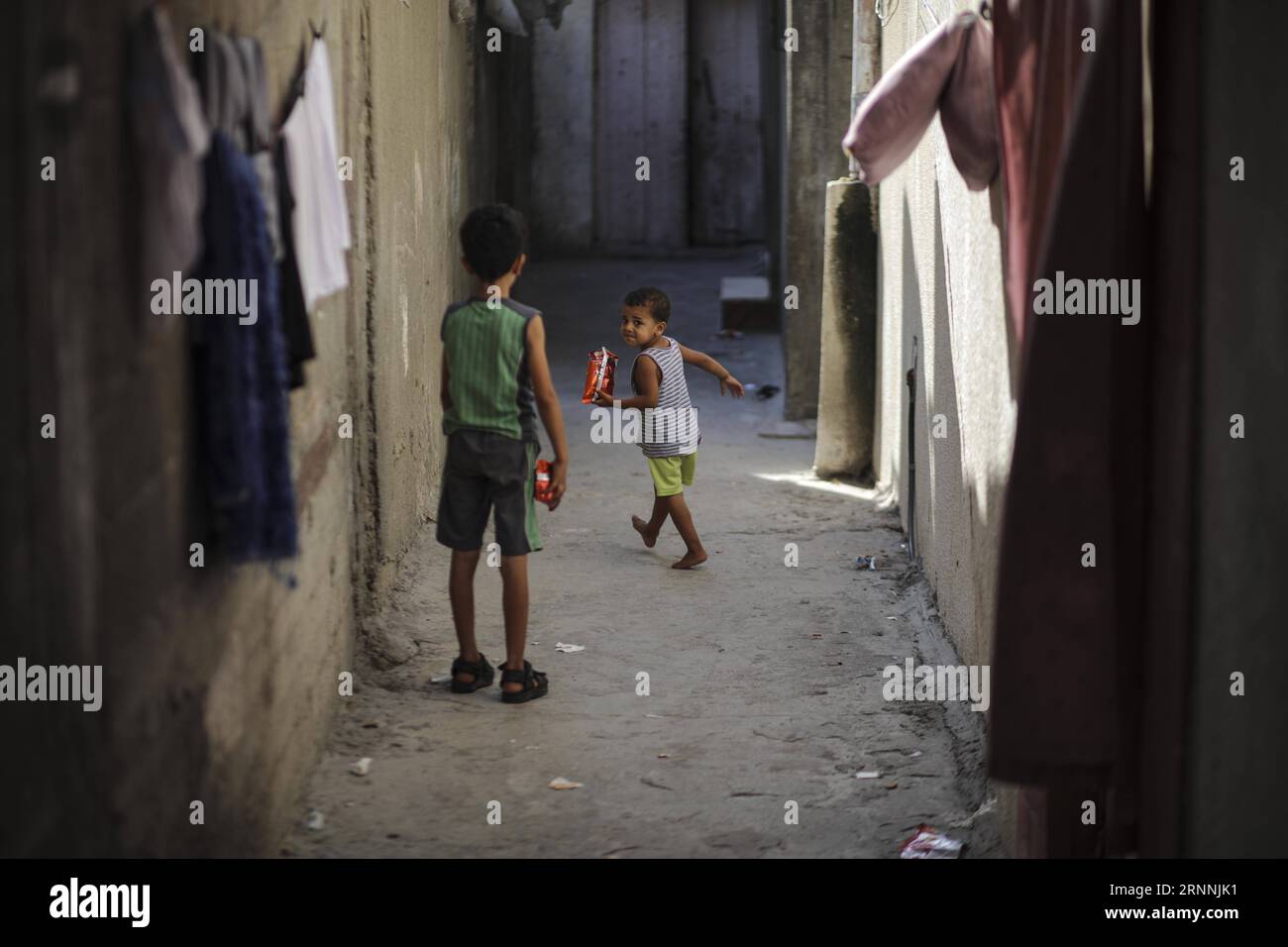 (170717) -- GAZA, 17 luglio 2017 -- i bambini palestinesi giocano al campo profughi di al-Shatt nella città di Gaza, il 17 luglio 2017. Le condizioni di vita per due milioni di persone qui si stanno deteriorando ulteriormente e più velocemente rispetto alla previsione fatta nel 2012 secondo cui Gaza sarebbe diventata irvivibile entro il 2020, come ha recentemente scoperto un nuovo rapporto delle Nazioni Unite. ) MIDEAST-GAZA-un-REPORT- UNVIVIABLE -DETERIORATE-FURTHER AND FASTER WissamxNassar PUBLICATIONxNOTxINxCHN Gaza 17 luglio 2017 i bambini PALESTINESI giocano AL campo profughi al Shatt a Gaza City IL 17 luglio 2017 le condizioni di vita per due milioni di celebrità qui sono deteri Foto Stock