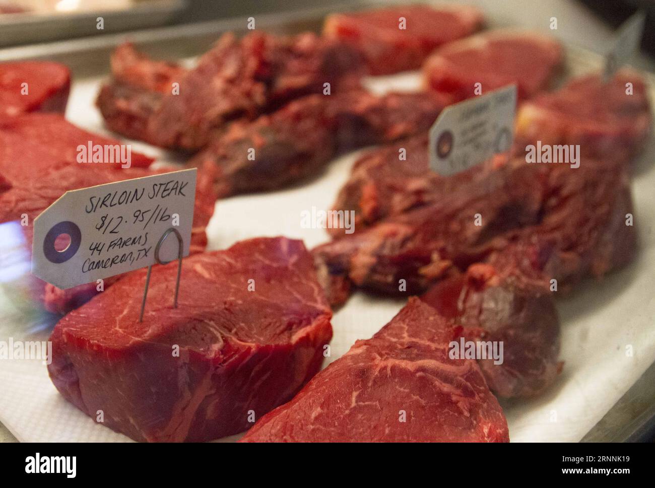 (170718) -- HOUSTON, 18 luglio 2017 -- foto scattata il 14 luglio 2017 mostra carne di manzo proveniente dal Texas in un mercato locale a Houston, negli Stati Uniti. Gli Stati Uniti hanno raggiunto accordi con la Cina sui dettagli finali di un protocollo per consentirle di esportare carne bovina in Cina, ha detto il Dipartimento dell'Agricoltura degli Stati Uniti il 12 giugno. Nel 2003, la Cina ha chiuso il mercato della carne bovina americana dopo che negli Stati Uniti è stato rilevato un caso di encefalopatia spongiforme bovina, nota anche come malattia di mucca pazza. U.S.-HOUSTON-BEEF-CHINA-EXPORTS-RENEWAL Yi-ChinxLee PUBLICATIONxNOTxINxCHN Houston luglio 18 2017 Photo Take Foto Stock