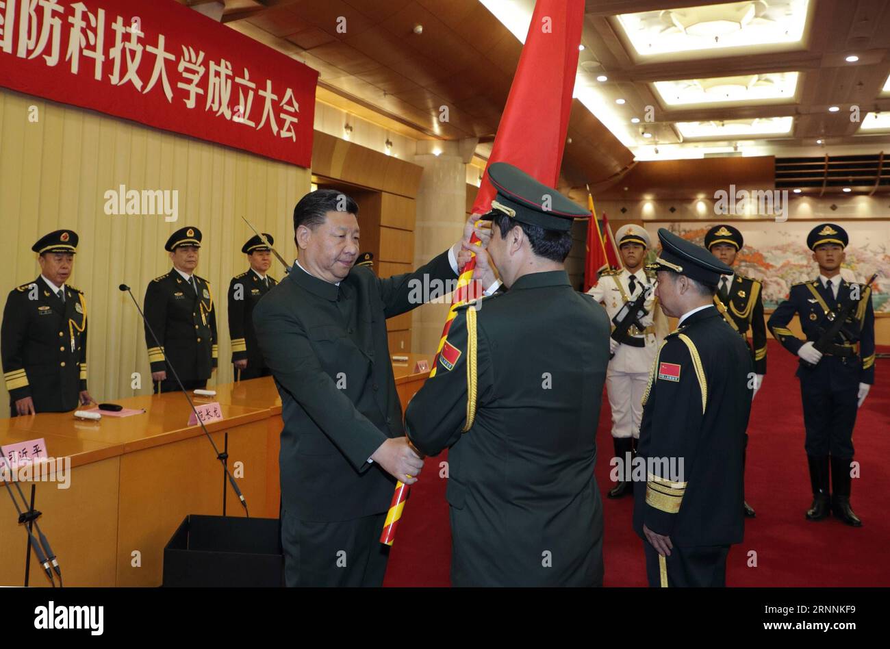 (170719) -- PECHINO, 19 luglio 2017 -- il presidente cinese Xi Jinping, anche segretario generale del Comitato centrale del Partito Comunista Cinese (CPC) e presidente della Commissione militare centrale (CMC), presenta ai capi dell'Accademia di Scienze militari dell'Esercito Popolare di Liberazione (PLA) con la bandiera militare a Pechino, capitale della Cina, il 19 luglio 2017. )(mcg) CHINA-BEIJING-XI JINPING-MILITARY RESEARCH-EDUCATIONAL INSTITUTIONS (CN) LixGang PUBLICATIONxNOTxINxCHN Pechino 19 luglio 2017 il presidente cinese Xi Jinping, segretario generale del Comitato centrale del PCC del Partito Comunista Cinese e C Foto Stock