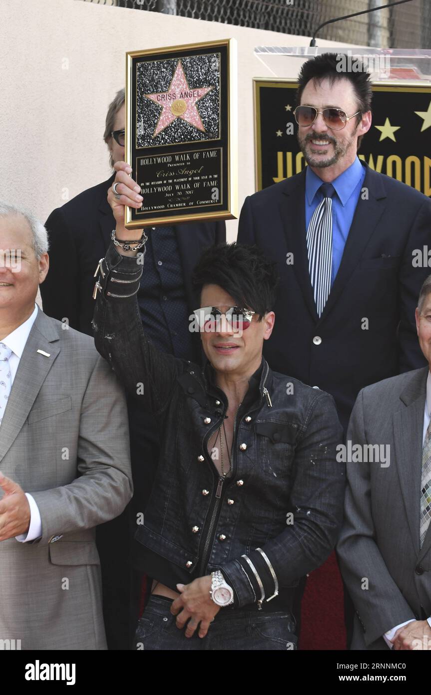 (170721) -- LOS ANGELES, 21 luglio 2017 -- il mago Criss Angel (C) posa con gli ospiti durante la cerimonia di premiazione della star sulla Hollywood Walk of Fame a Los Angeles, negli Stati Uniti, il 20 luglio 2017. ) (Jmmn) U.S.-LOS ANGELES-CRISS ANGEL-HOLLYWOOD OF FAME NickxUt PUBLICATIONxNOTxINxCHN Los Angeles 21 luglio 2017 il mago Criss Angel C posa con gli ospiti durante la cerimonia di premiazione Star SULLA Hollywood Walk of Fame a Los Angeles negli Stati Uniti IL 20 luglio 2017 jmmn U S Los Angeles Criss Angel Hollywood of fame PUBLICATIONxNOTxINxCHN Foto Stock