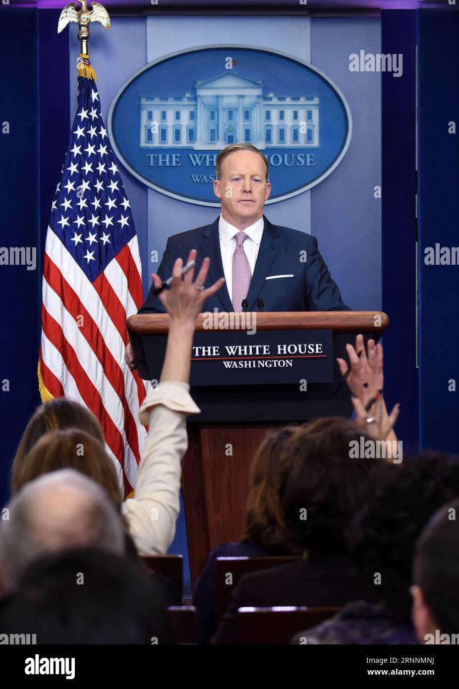 (170721) -- WASHINGTON D.C., 22 luglio 2017 -- la foto del file scattata il 23 gennaio 2017 mostra il segretario stampa della Casa Bianca Sean Spicer parla durante il suo primo briefing giornaliero alla Casa Bianca a Washington D.C., negli Stati Uniti. Il segretario della Casa Bianca Sean Spicer si dimise venerdì 21 luglio 2017, il New York Times riportò le dimissioni. US-WASHINGTON D.C.-WHITE HOUSE PRESS SECRETARY-RASSEGNA YinxBogu PUBLICATIONxNOTxINxCHN Washington D C JUL 22 2017 foto del file scattata IL 23 gennaio 2017 mostra il segretario della stampa della Casa Bianca Sean Spicer che parla durante il suo primo briefing quotidiano ALLA Casa Bianca di Washington D C alle Nazioni Unite Foto Stock