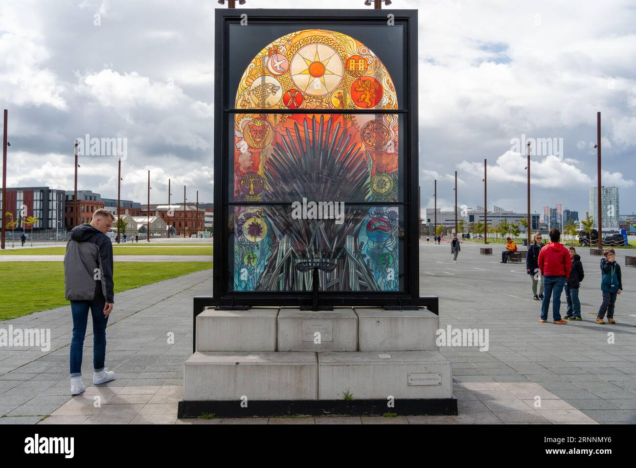 Uno dei 6 pannelli a tema "il Trono di Spade" in un sentiero attraverso la città di Belfast, Irlanda del Nord - questo è il Trono di ferro Foto Stock