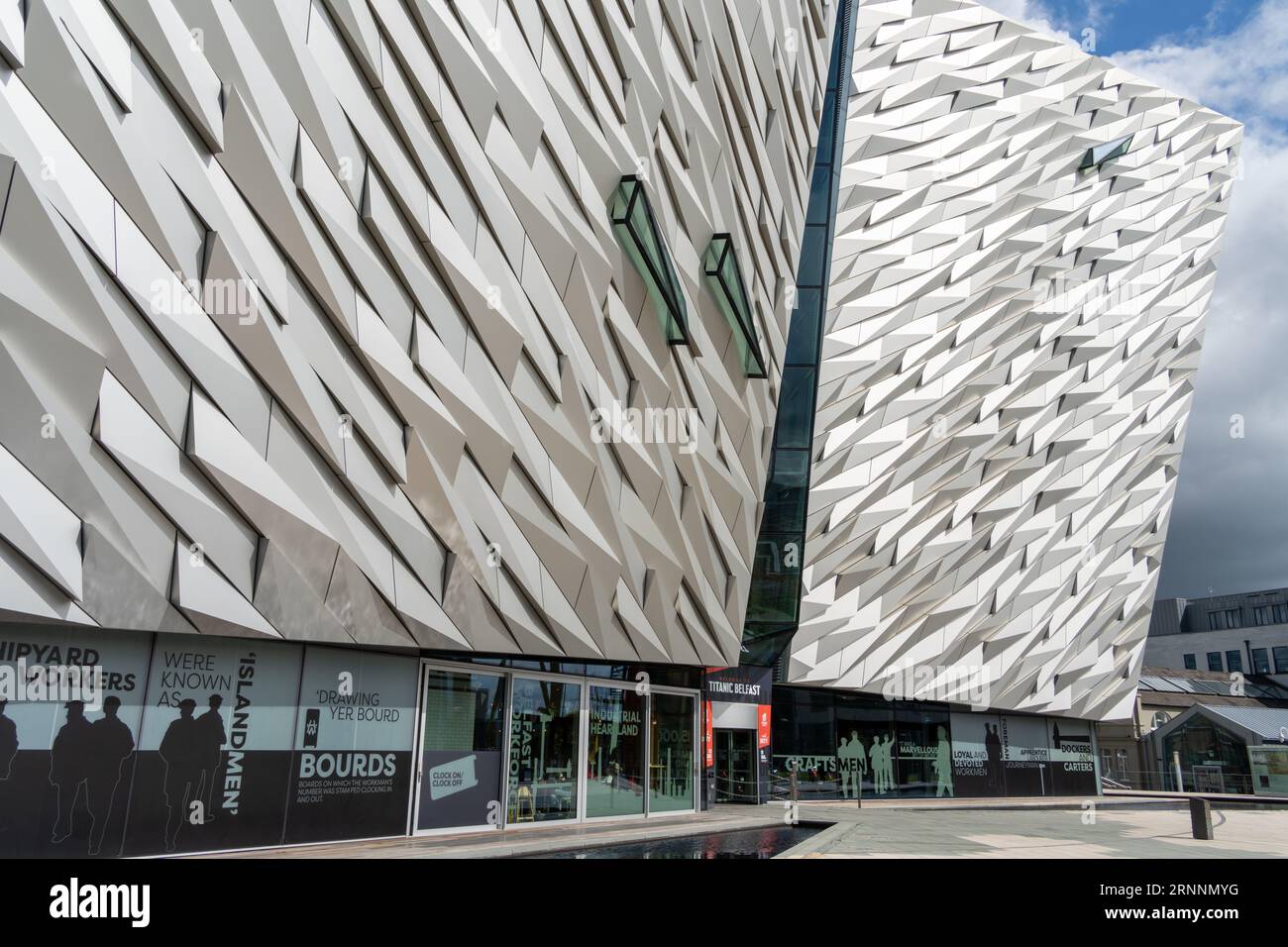 Vista esterna del Titanic Belfast Museum a Belfast, Irlanda del Nord. Foto Stock
