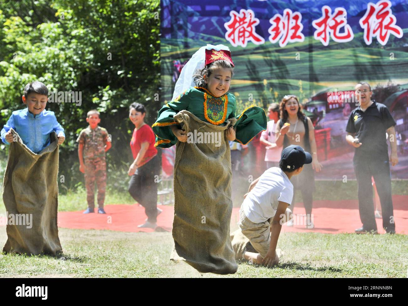 (170722) -- TACHENG, 22 luglio 2017 -- Un bambino di 9 anni gioca a un gioco in un sacco durante il festival Saban del gruppo etnico tataro a Tacheng, regione autonoma uigura dello Xinjiang della Cina nord-occidentale, 22 luglio 2017. Il festival annuale Saban, che significa la festa del vomere, è stato celebrato dopo la semina primaverile a Tacheng il sabato. Con giochi sportivi, danze etniche e spettacoli, molte persone di diversi gruppi etnici si sono unite al festival del gruppo tataro etinico. ) (zhs) CHINA-XINJIANG-TACHENG-FESTIVAL (CN) HuxHuhu PUBLICATIONxNOTxINxCHN Tacheng 22 luglio 2017 un bambino di 9 anni GIOCA un gioco Foto Stock