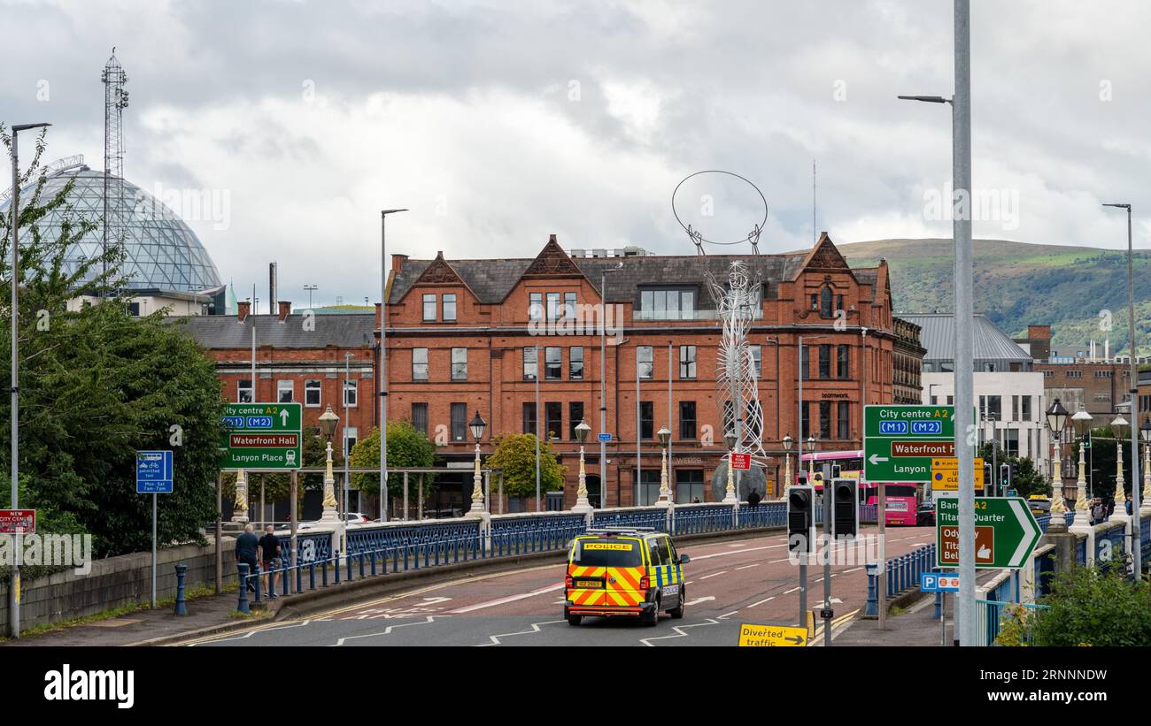 Un furgone della polizia attraversa il Queen's Bridge nella città di Belfast, nell'Irlanda del Nord. Concetto di servizio di polizia dell'Irlanda del Nord - PSNI Foto Stock