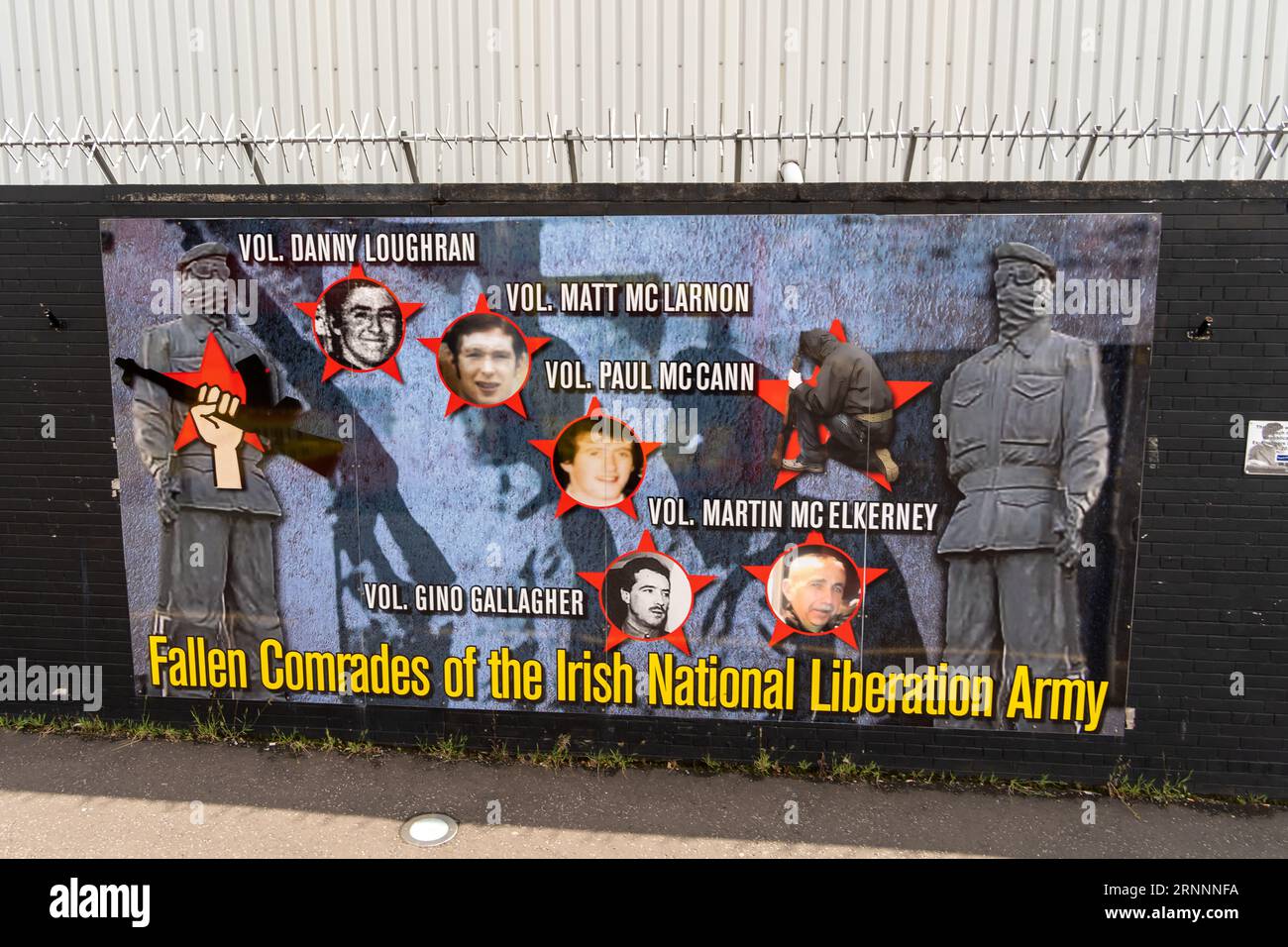 Compagni caduti dell'Irish National Liberation Army - murale repubblicano irlandese sul muro internazionale o muro di solidarietà, Belfast, Irlanda del Nord Foto Stock