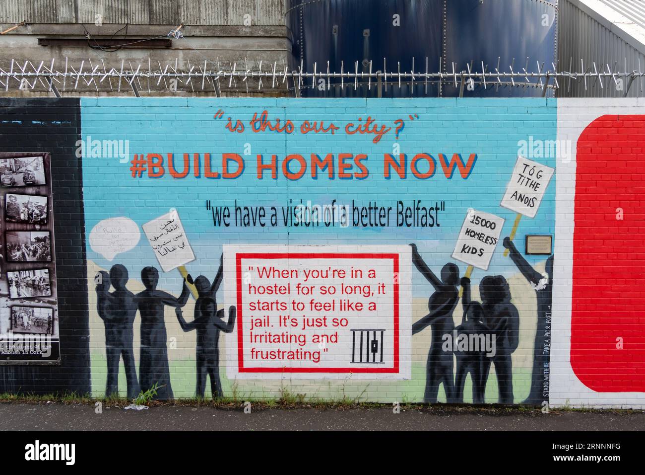 Costruisci case ora - murale repubblicano irlandese sul muro internazionale o muro di solidarietà, Belfast, Irlanda del Nord Foto Stock