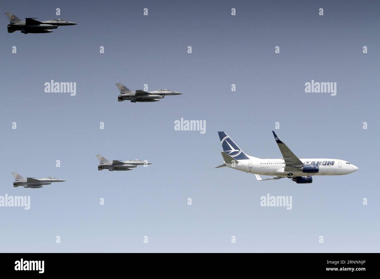 (170723) - BUCAREST, 23 luglio 2017 -- Un Boeing 737 della compagnia aerea nazionale rumena Tarom è scortato da aerei militari F-16 delle forze aeree rumene durante il Bucarest International Air Show a Bucarest, in Romania, 22 luglio 2017. ) (Djj) ROMANIA-BUCAREST-INTERNATIONAL AIR SHOW GabrielxPetrescu PUBLICATIONxNOTxINxCHN Bucarest 23 luglio 2017 un Boeing 737 della Romanian National Airline TAROM È scortato dal piano militare F 16 delle forze aeree rumene durante il Bucarest International Air Show a Bucarest Romania 22 luglio 2017 djj Romania Bucharest International Air Show GabrielxPetrescu PUBLICAT Foto Stock