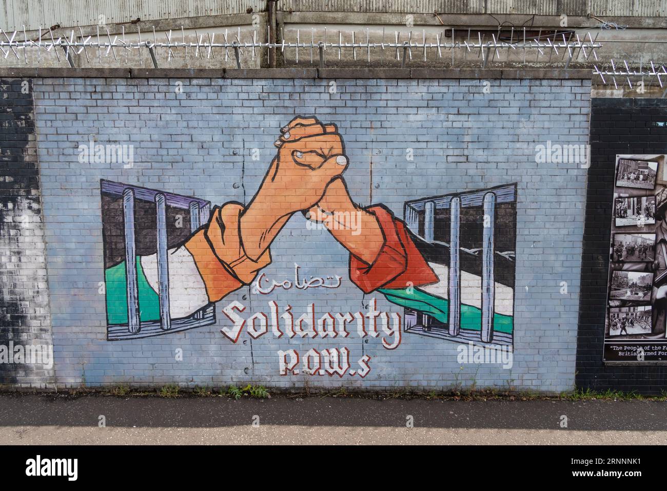 Prigionieri di guerra di solidarietà - murale repubblicano irlandese sul muro internazionale o muro di solidarietà, Belfast, Irlanda del Nord Foto Stock