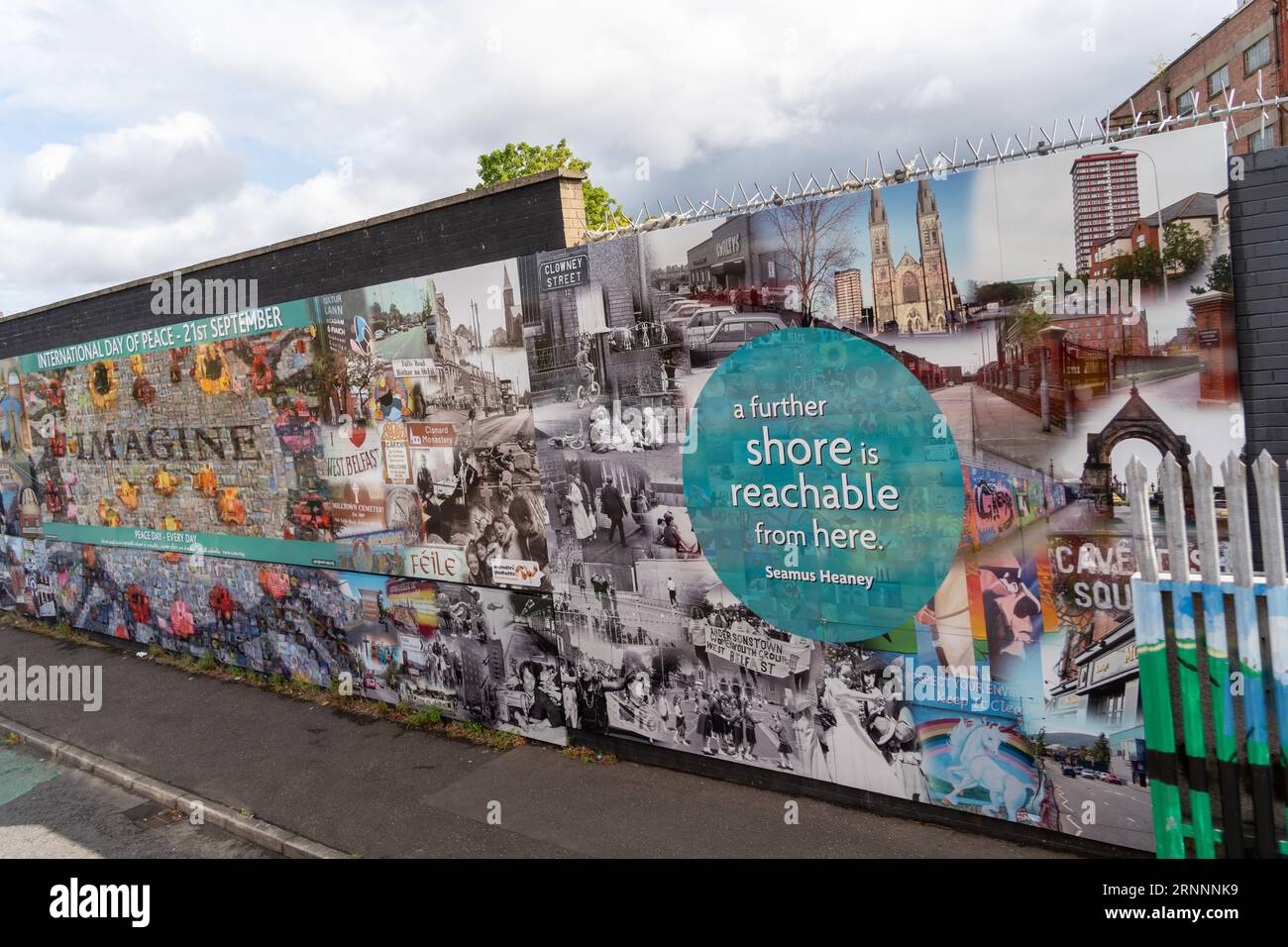 Giornata Internazionale della Pace - murale repubblicano irlandese sul muro Internazionale o muro di solidarietà, Belfast, Irlanda del Nord Foto Stock