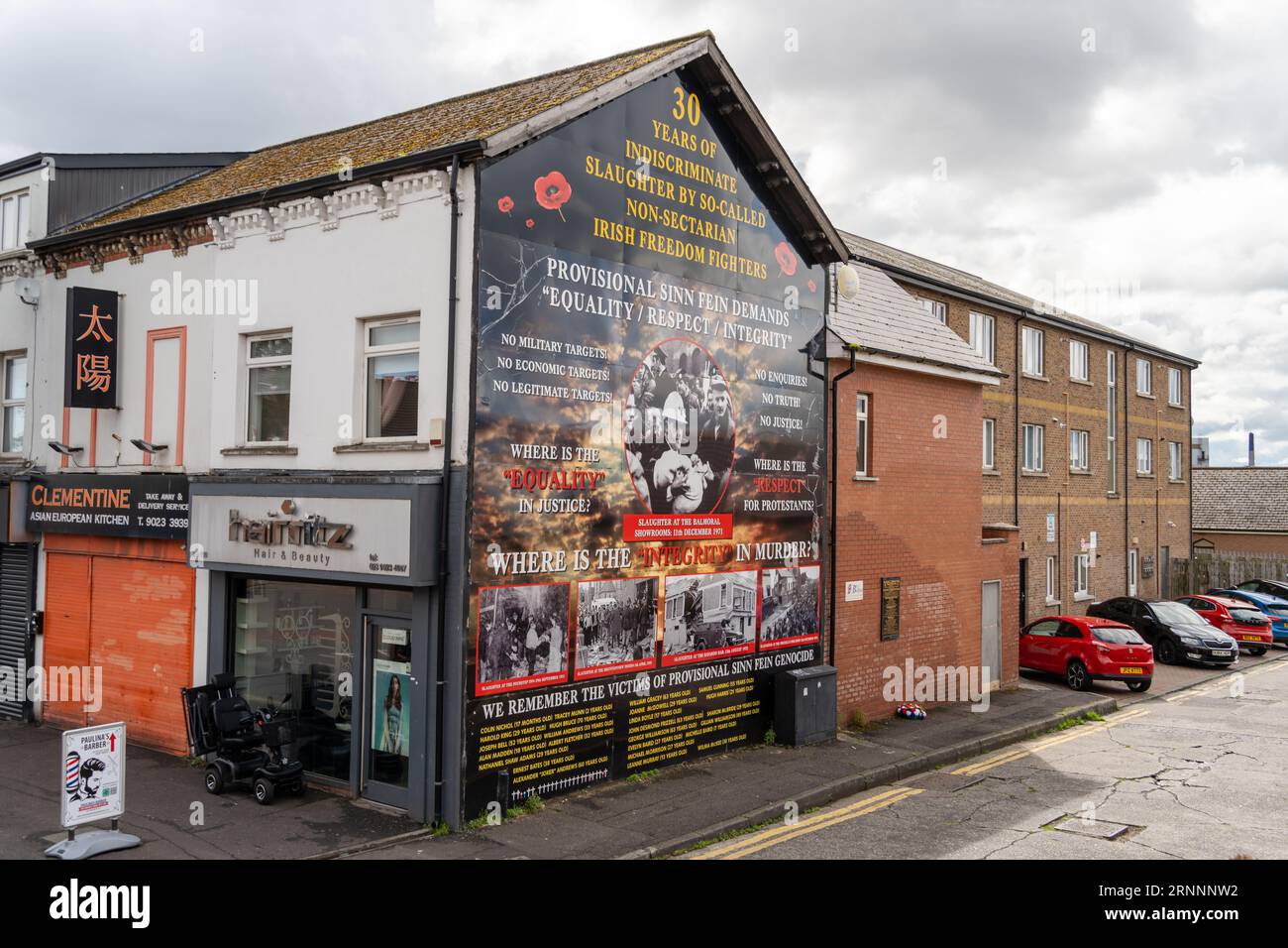 Murale lealista che segna il massacro presso gli showroom di Balmoral nel 1971, sulla Shankhill Road, Belfast, Irlanda del Nord. Foto Stock
