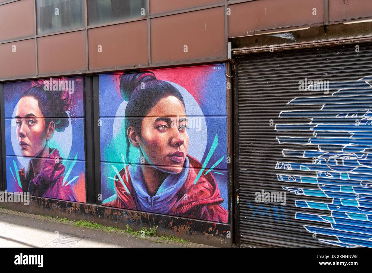 Murales di Street art nel centro della città di Belfast, Irlanda del Nord. Foto Stock