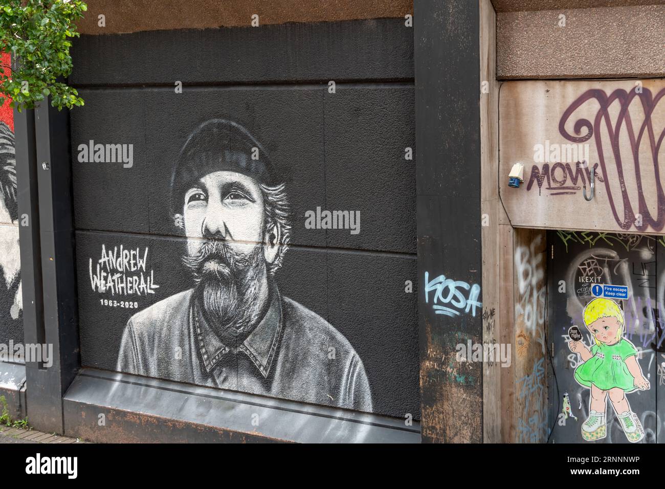 Murale di Street art del DJ e artista discografico Andrew Weatherall nel centro della città di Belfast, Irlanda del Nord. Foto Stock
