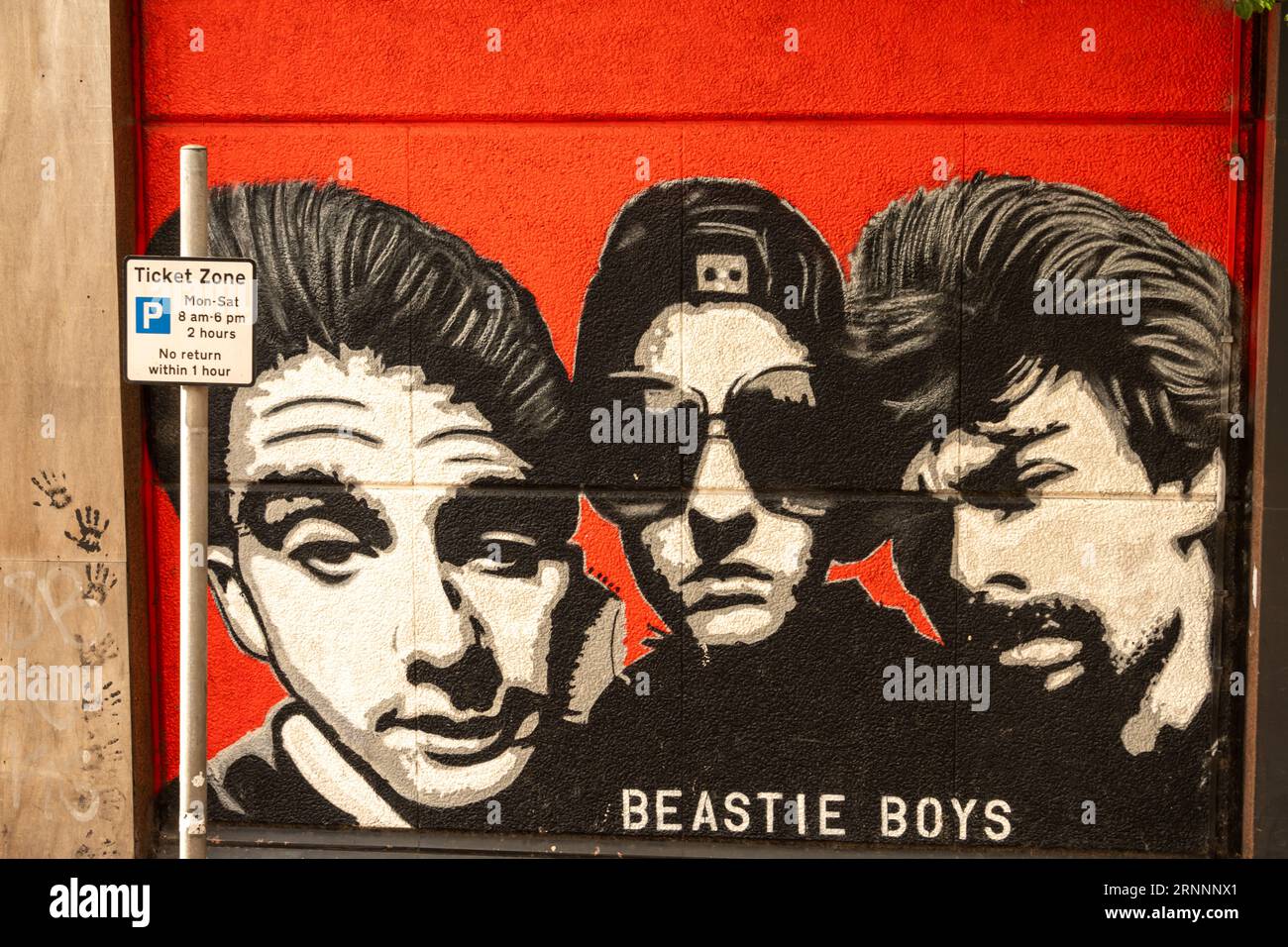 Murales di Street art con icone musicali i Beastie Boys nel centro della città di Belfast, Irlanda del Nord. Foto Stock