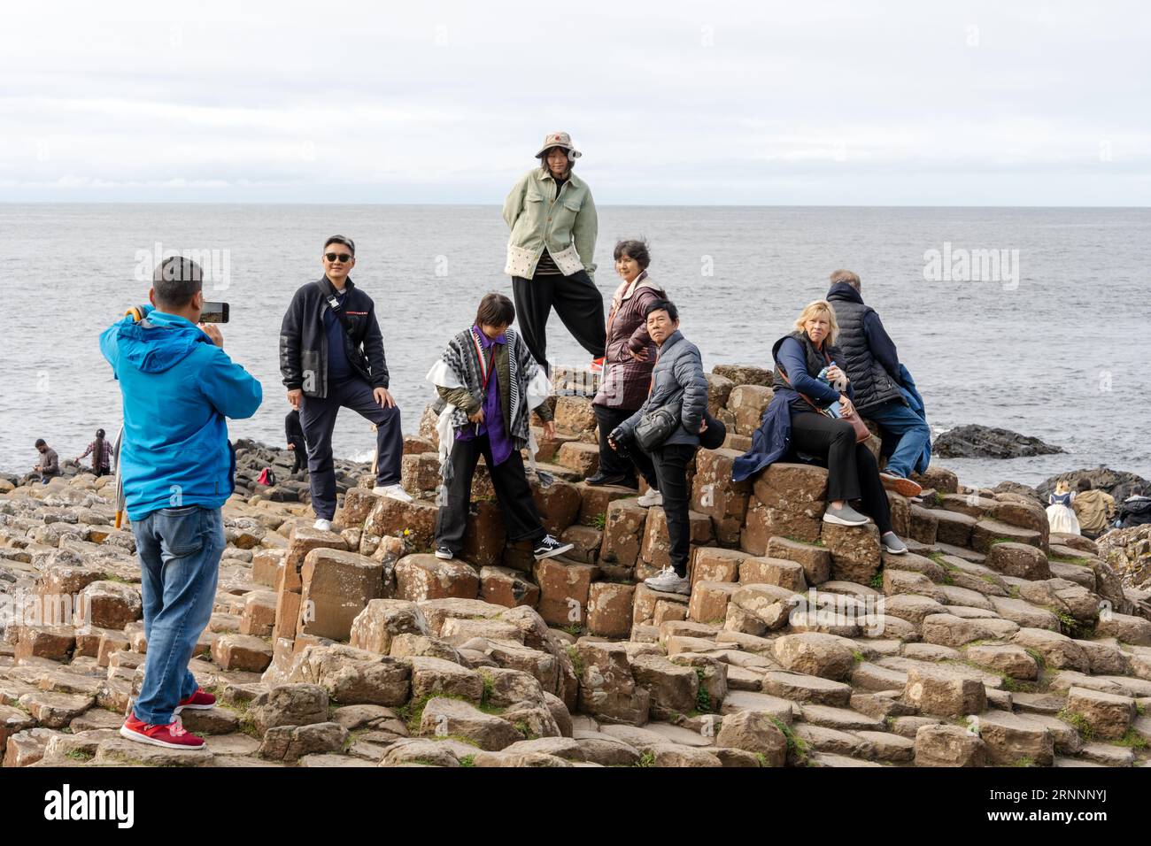 Selciato del gigante, vicino a Bushmills, Irlanda del Nord. I visitatori delle formazioni rocciose naturali di basalto, che sono una popolare attrazione turistica. Foto Stock