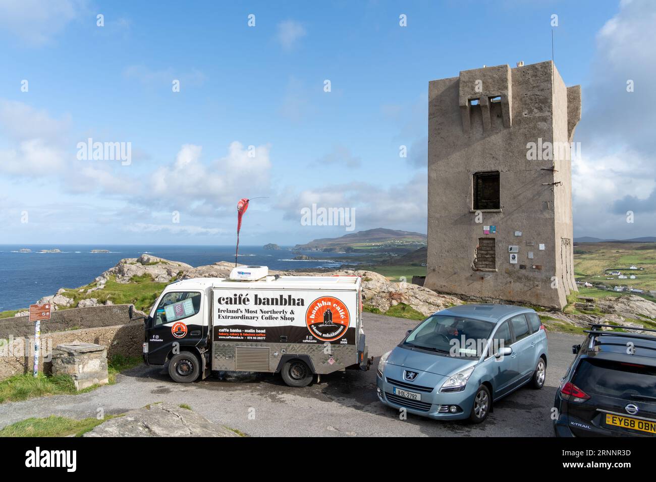 Vista a Banba's Crown, Malin Head, Inishowen, County Donegal, Irlanda, incluso il famoso furgone Caffe Banbha. Il punto più settentrionale dell'Irlanda. Foto Stock