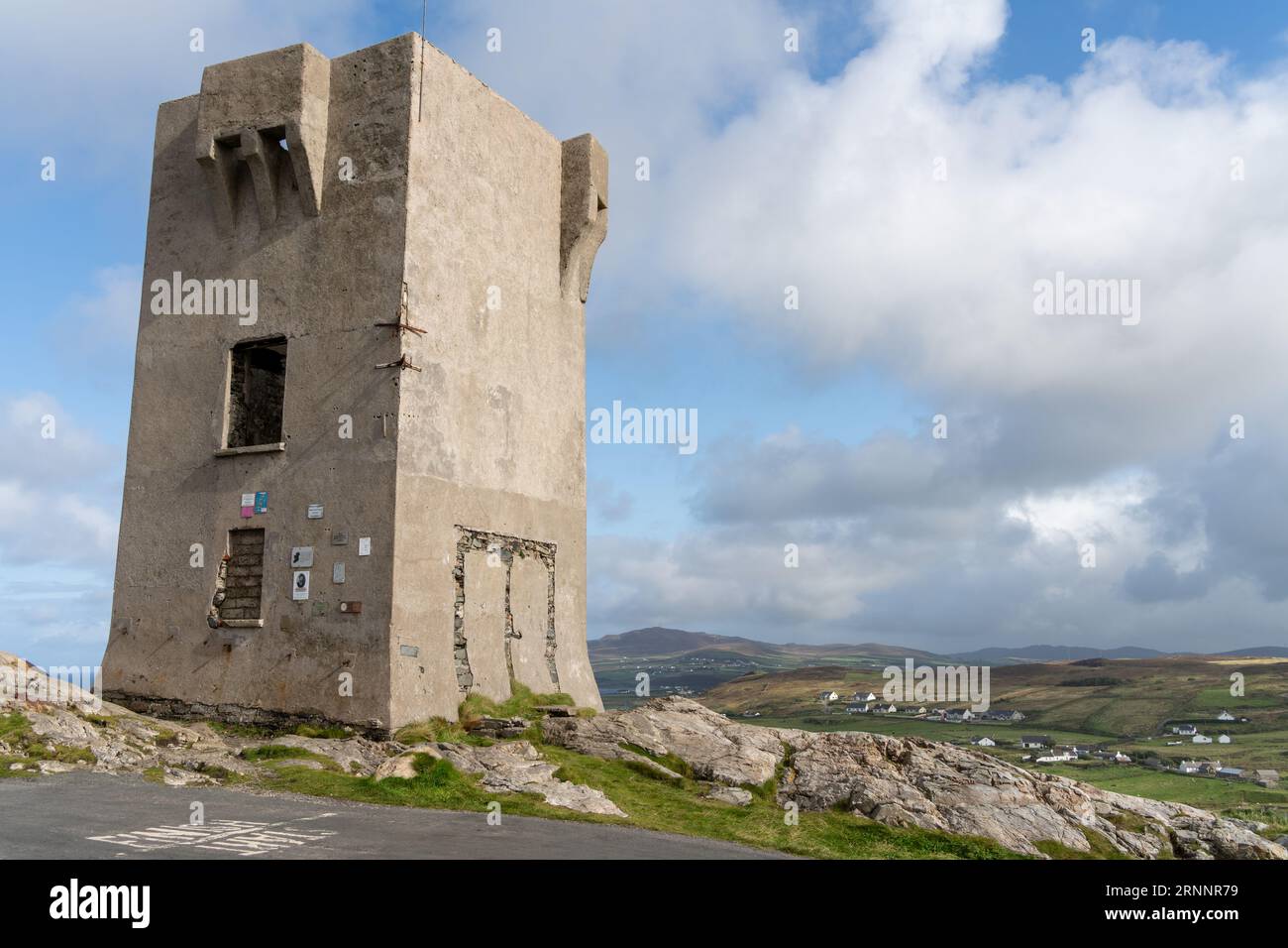 Vista a Banba's Crown, Malin Head, Inishowen, County Donegal, Irlanda, Torre di segnalazione Lloyds inclusa. Il punto più settentrionale dell'Irlanda. Foto Stock