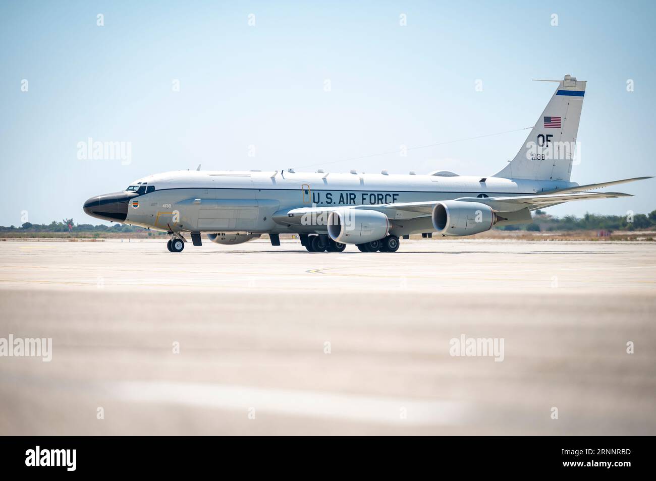 Un RC-135 della U.S. Air Force è uscito dalla pista durante l'operazione Agile Spartan a Souda Bay, Grecia, 19 agosto 2023. Foto del Senior Airman Leon Redfern Foto Stock