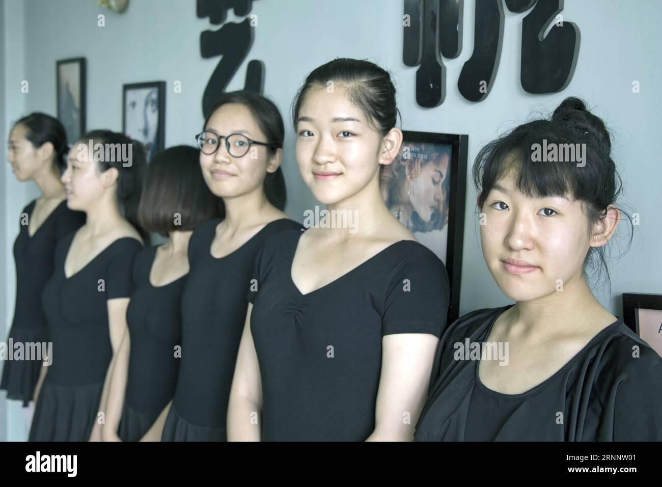 (170729) -- TAIYUAN, 29 luglio 2017 -- studenti frequentano la lezione di danza a Taiyuan, capitale della provincia dello Shanxi della Cina settentrionale, 24 luglio 2017. Durante le vacanze estive, gli studenti che fanno domanda per il college d'arte frequentano vari corsi di formazione. Per le scuole d'arte, saranno valutate abilità come pittura, danza e canto oltre agli esami di ammissione al college. )(wsw) CHINA-TAIYUAN-ART TRAINING CLASS (CN) CaoxYang PUBLICATIONxNOTxINxCHN Taiyuan luglio 29 2017 gli studenti frequentano la lezione di danza nella provincia di Shanxi, capitale della Cina settentrionale, 24 luglio 2017 gli studenti che fanno domanda per il Collegio d'Arte prendono vari corsi di formazione CLA Foto Stock