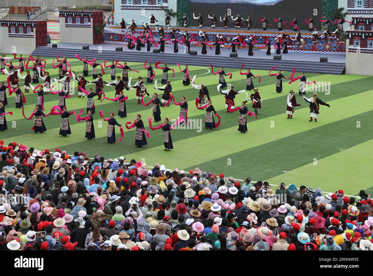 (170729) -- DAOFU, 29 luglio 2017 -- il popolo del gruppo etnico tibetano esegue una danza per celebrare il 3 ° festival di turismo culturale agricolo di Anba a Daofu, provincia del Sichuan della Cina sud-occidentale, 29 luglio 2017. Migliaia di tibetani locali hanno partecipato alla celebrazione della festa qui per pregare per un buon raccolto. Anba significa maggio in lingua tibetana. ) (wyo) CHINA-SICHUAN-DAOFU-TIBET ETHNIC GROUP-FARMING FESTIVAL (CN) JiangxHongjing PUBLICATIONxNOTxINxCHN Dawu luglio 29 2017 le celebrità del Tibet Ethnic Group eseguono una danza per celebrare il 3 ° anba Farming Cultural Tourism Festival a Dawu Sou Foto Stock