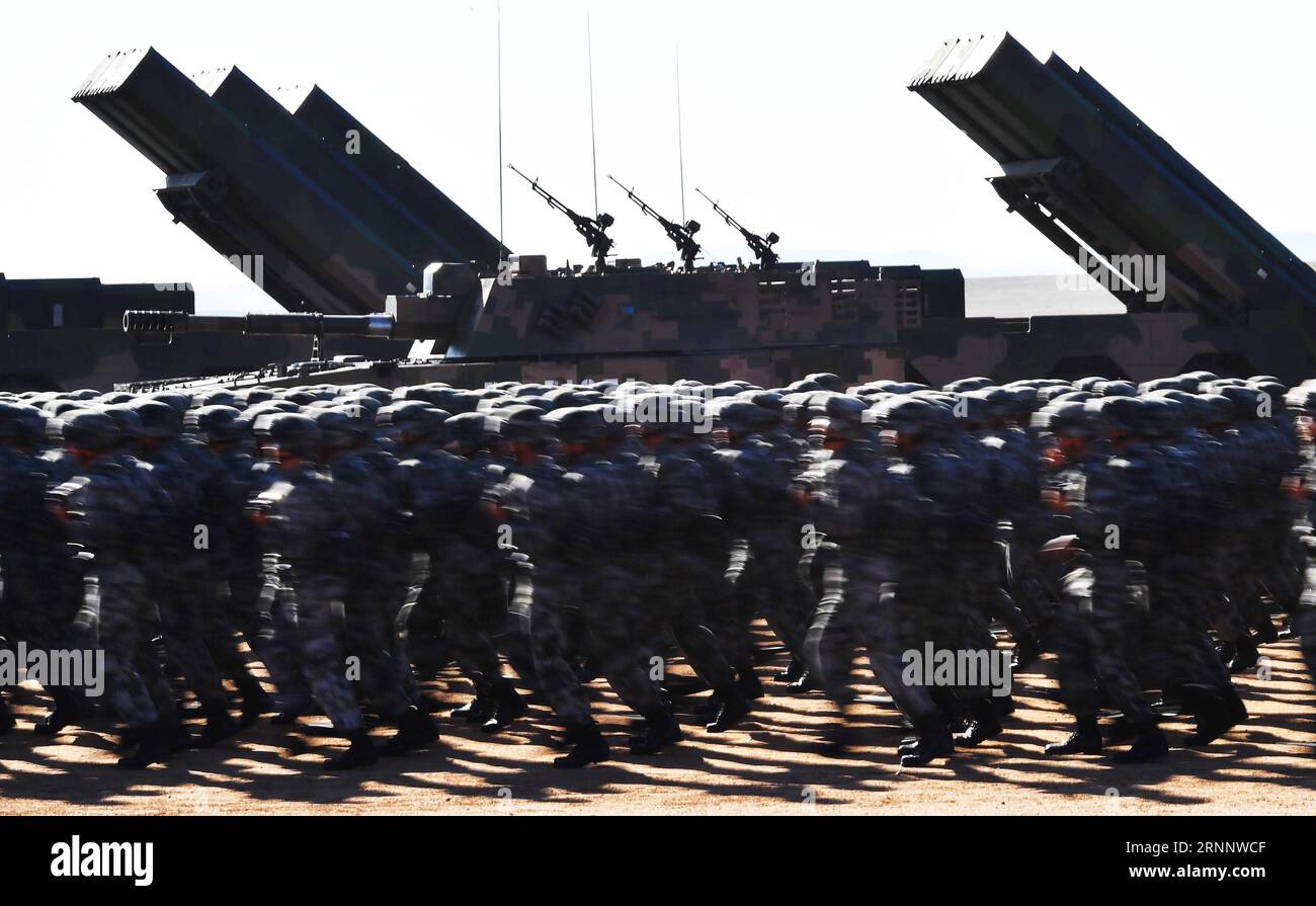 (170730) -- ZHURIHE, 30 luglio 2017 -- le truppe si preparano per una parata militare presso la base di addestramento di Zhurihe nella regione autonoma della Mongolia interna della Cina settentrionale, 30 luglio 2017. La Cina terrà una parata militare presso la base di addestramento di Zhurihe nella regione autonoma della Mongolia interna della Cina settentrionale alle 9:00 di domenica, in occasione del 90° compleanno dell'Esercito Popolare di Liberazione Cinese. )(mcg) (PLA 90)PARATA MILITARE DELLA MONGOLIA INTERNA ALLA CINA (CN) LixTao PUBLICATIONxNOTxINxCHN Zhurihe luglio 30 2017 le truppe preparano una parata militare PRESSO LA base di addestramento di Zhurihe nella Mongolia interna Auton della Cina settentrionale Foto Stock