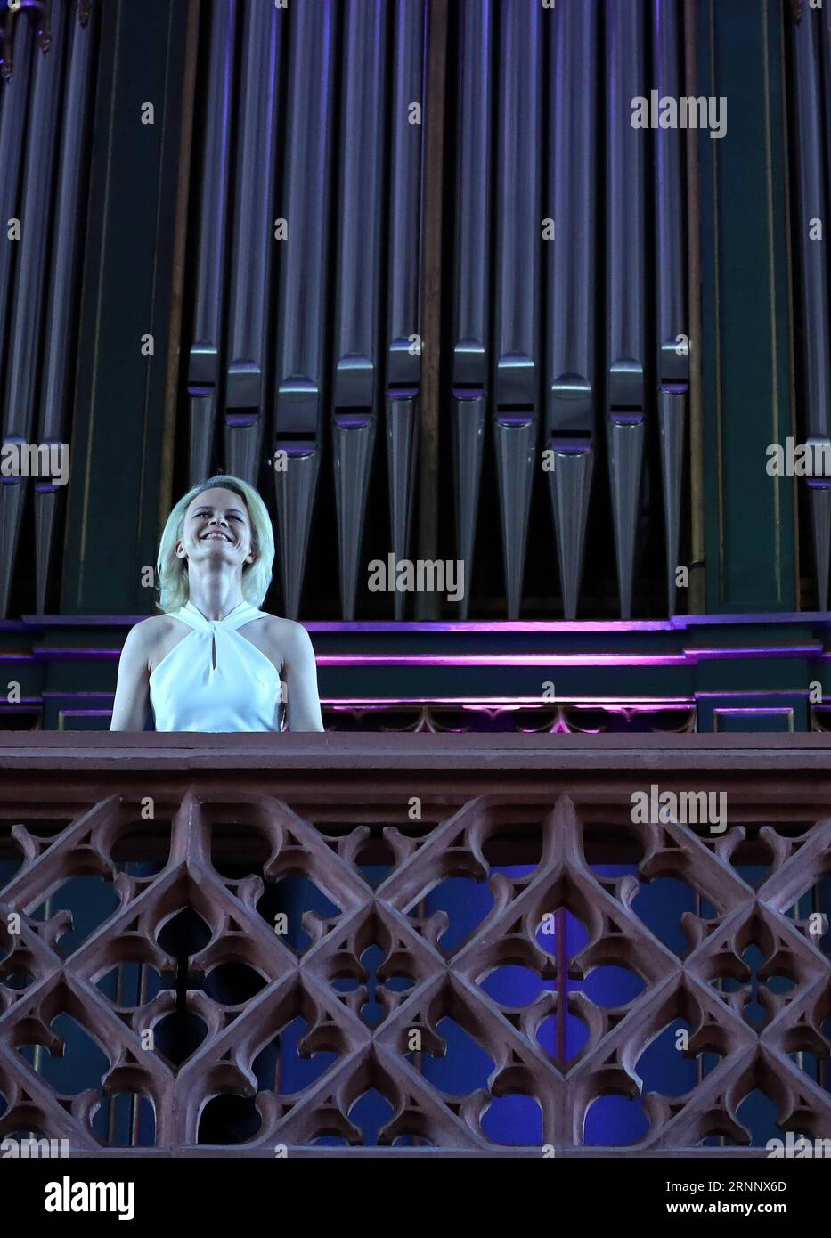 (170731) -- GEISENHEIM (GERMANIA), 31 luglio 2017 -- la pianista e organista lettone Iveta Apkalna reagisce durante la sua esibizione al 30 ° Rheingau Music Festival al Rheingauer Dom di Geisenheim, Germania, il 30 luglio 2017. Il 30° Rheingau Music Festival si tiene dal 24 giugno al 2 settembre. )(yk) GERMANY-GEISENHEIM-RHEINGAU MUSIC FESTIVAL-IVETA APKALNA LuoxHuanhuan PUBLICATIONxNOTxINxCHN Geisenheim Germania luglio 31 2017 la pianista e organista lettone Iveta reagisce durante il suo spettacolo AL 30 ° Rheingau Music Festival AL Rheingau Dom di Geisenheim Germania IL 30 2017 luglio IL 30 ° Rheinga Foto Stock